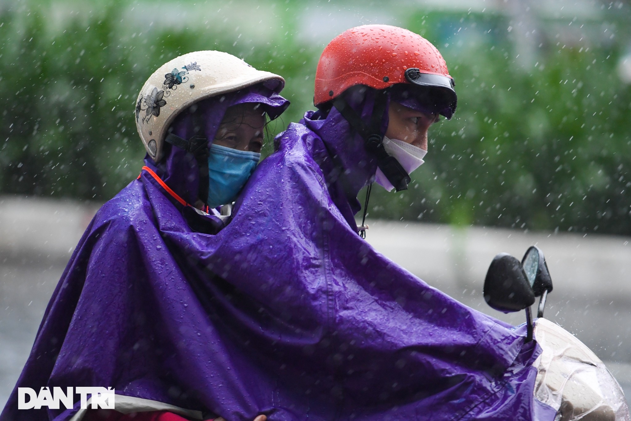 Hà Nội mưa rét sáng đầu tuần, người dân chôn chân trong giao thông ùn tắc - 1