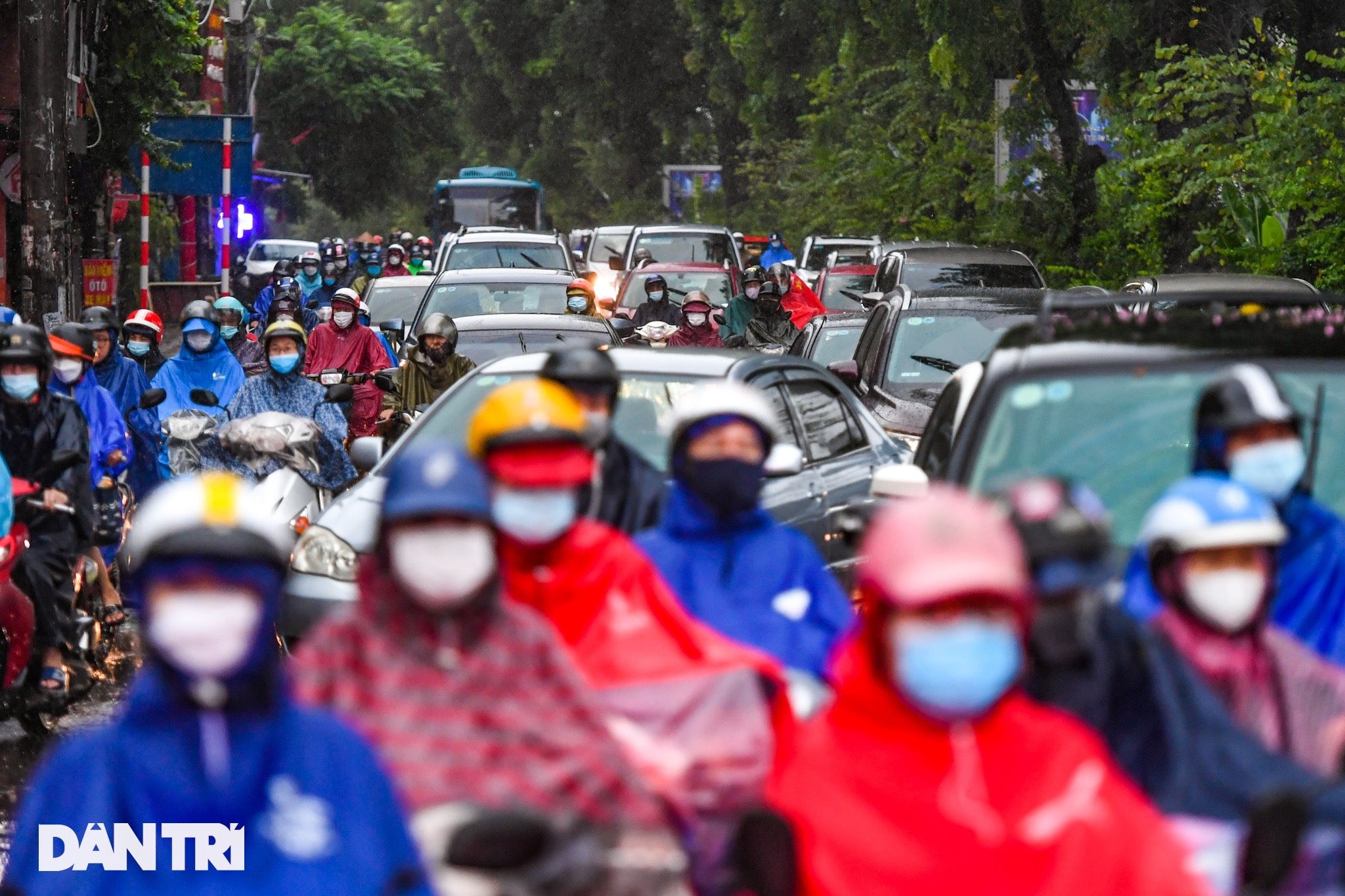 Hà Nội mưa rét sáng đầu tuần, người dân chôn chân trong giao thông ùn tắc - 4