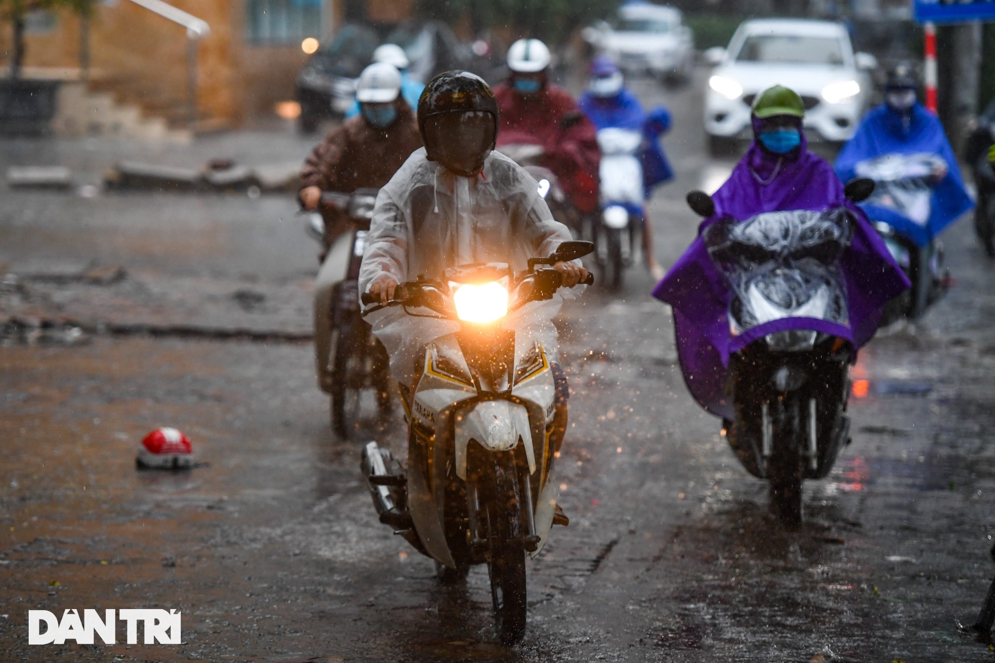 Hà Nội mưa rét sáng đầu tuần, người dân chôn chân trong giao thông ùn tắc - 10