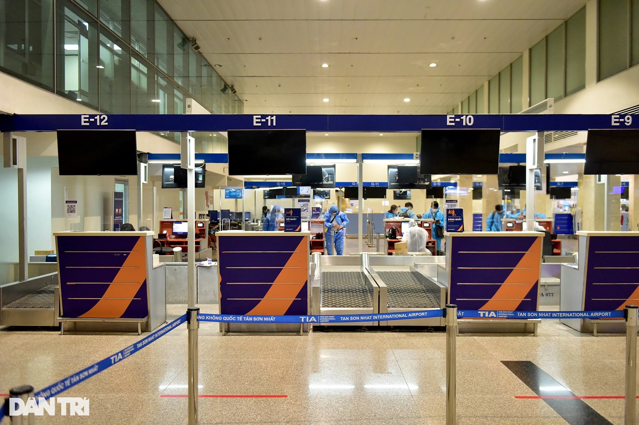 Sân bay Tân Sơn Nhất nhộn nhịp trở lại, hành khách xếp hàng làm thủ tục bay - 9 Sân bay Tân Sơn Nhất nhộn nhịp trở lại, hành khách xếp hàng làm thủ tục bay - 9