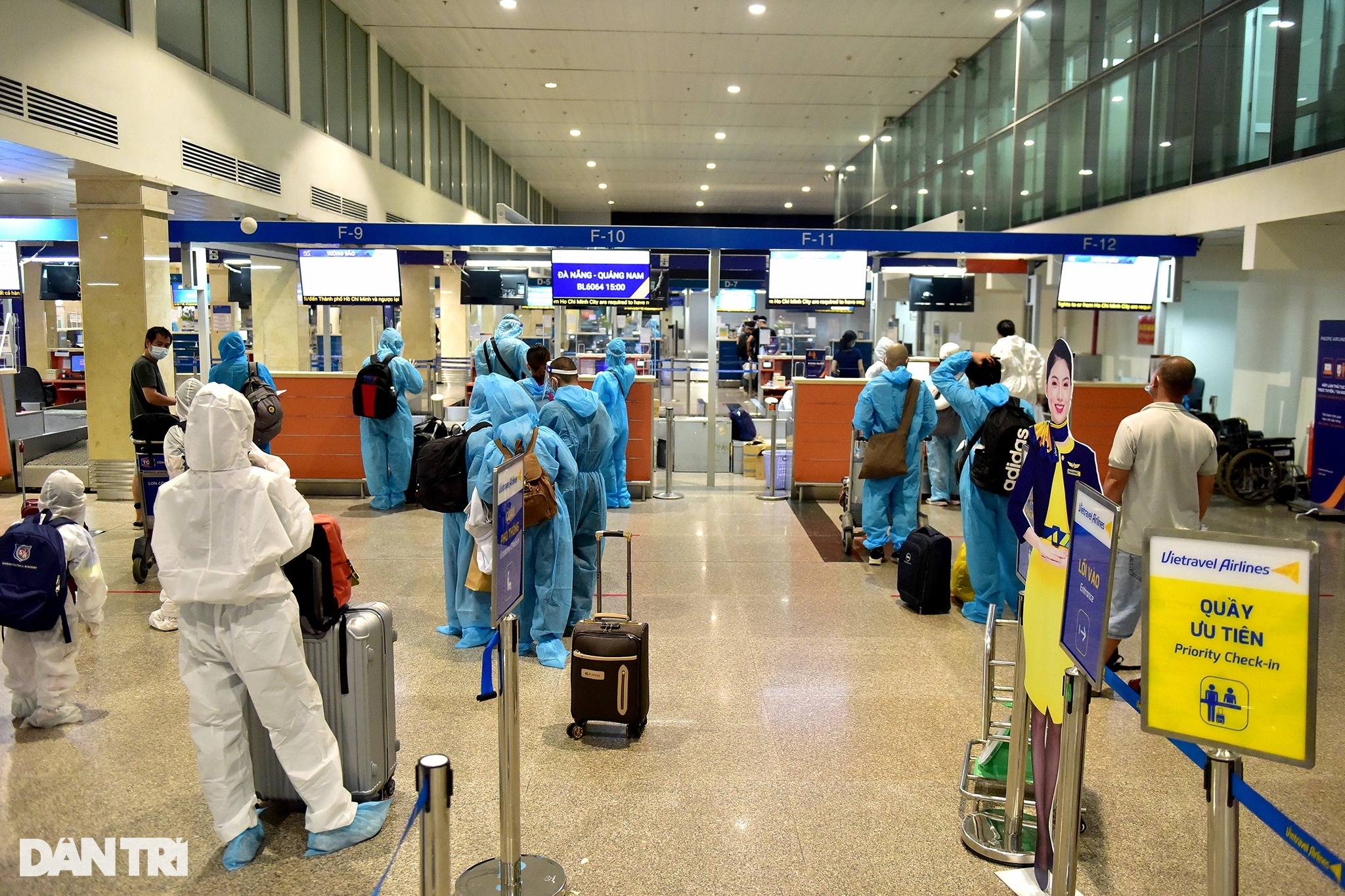Sân bay Tân Sơn Nhất nhộn nhịp trở lại, hành khách xếp hàng làm thủ tục bay - 2