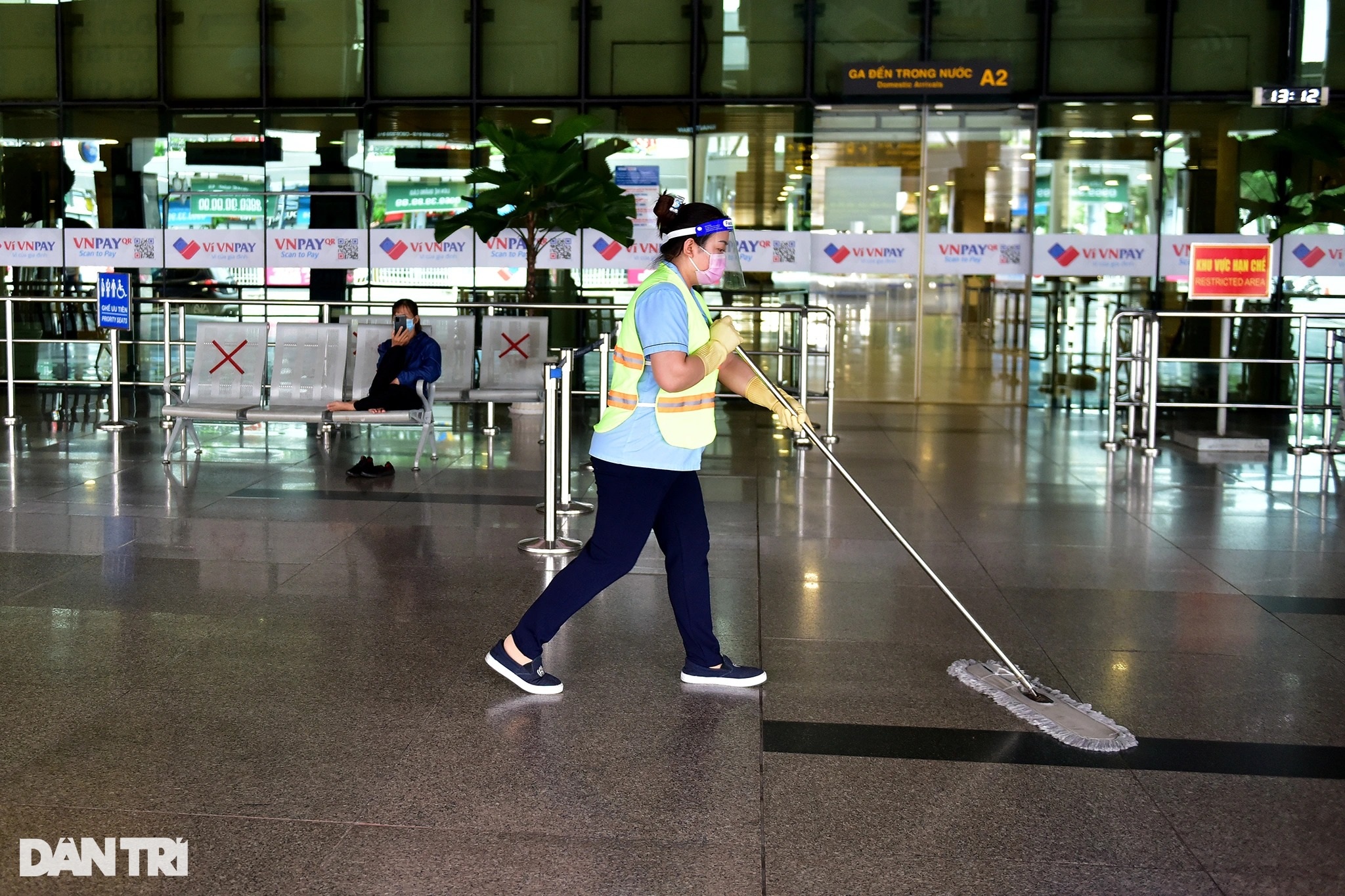 Sân bay Tân Sơn Nhất nhộn nhịp trở lại, hành khách xếp hàng làm thủ tục bay - 11