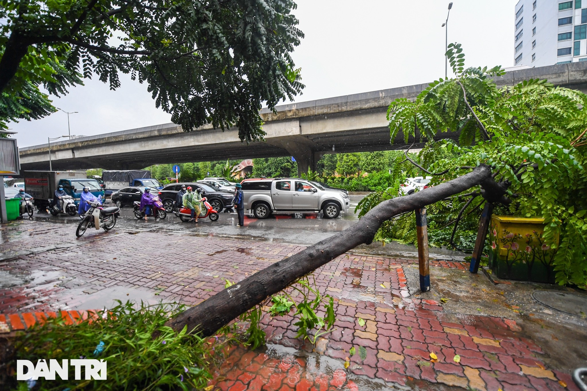 Hà Nội mưa rét sáng đầu tuần, người dân chôn chân trong giao thông ùn tắc - 16