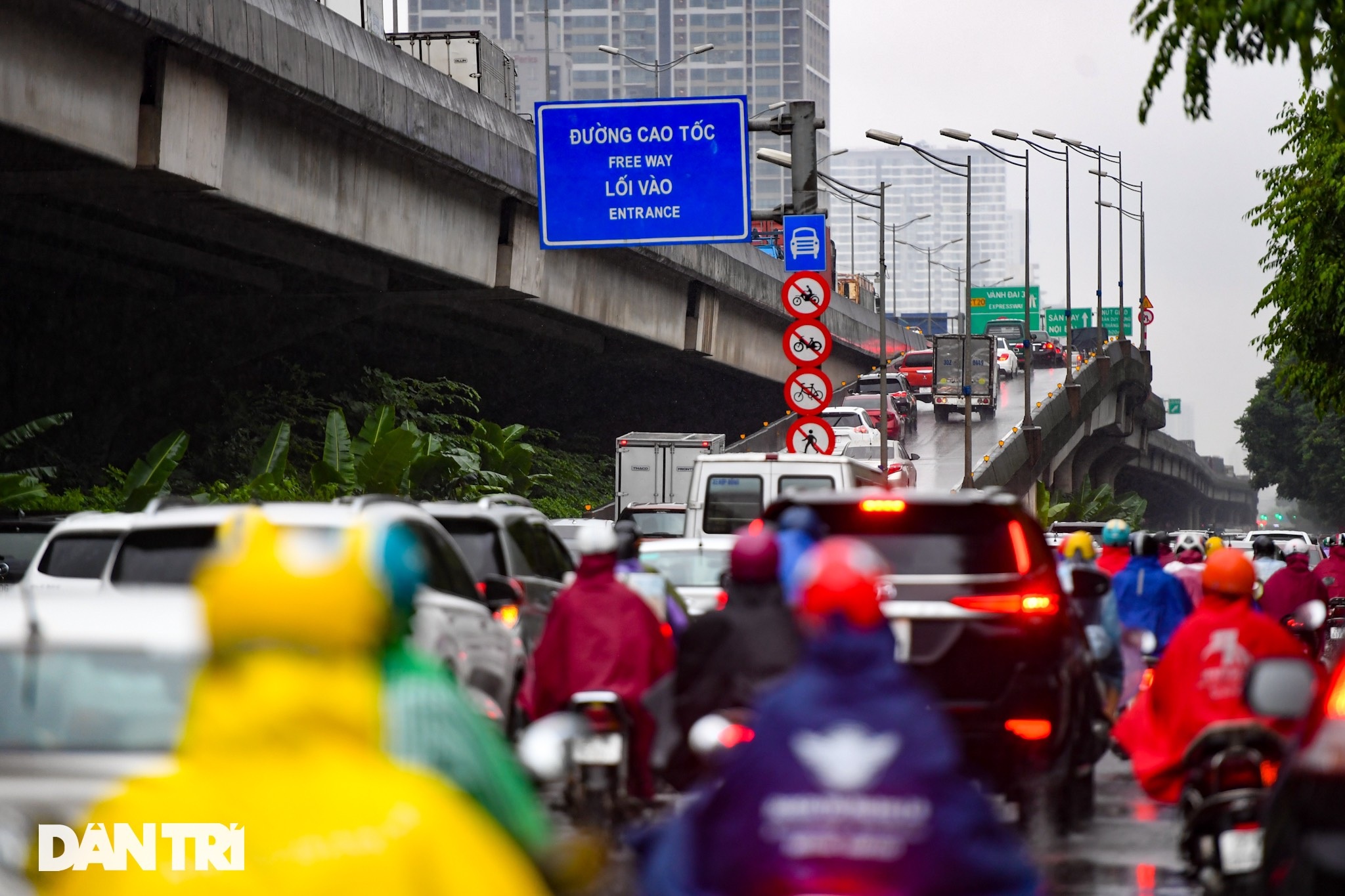 Hà Nội mưa rét sáng đầu tuần, người dân chôn chân trong giao thông ùn tắc - 11 Hà Nội mưa rét sáng đầu tuần, người dân chôn chân trong giao thông ùn tắc - 11