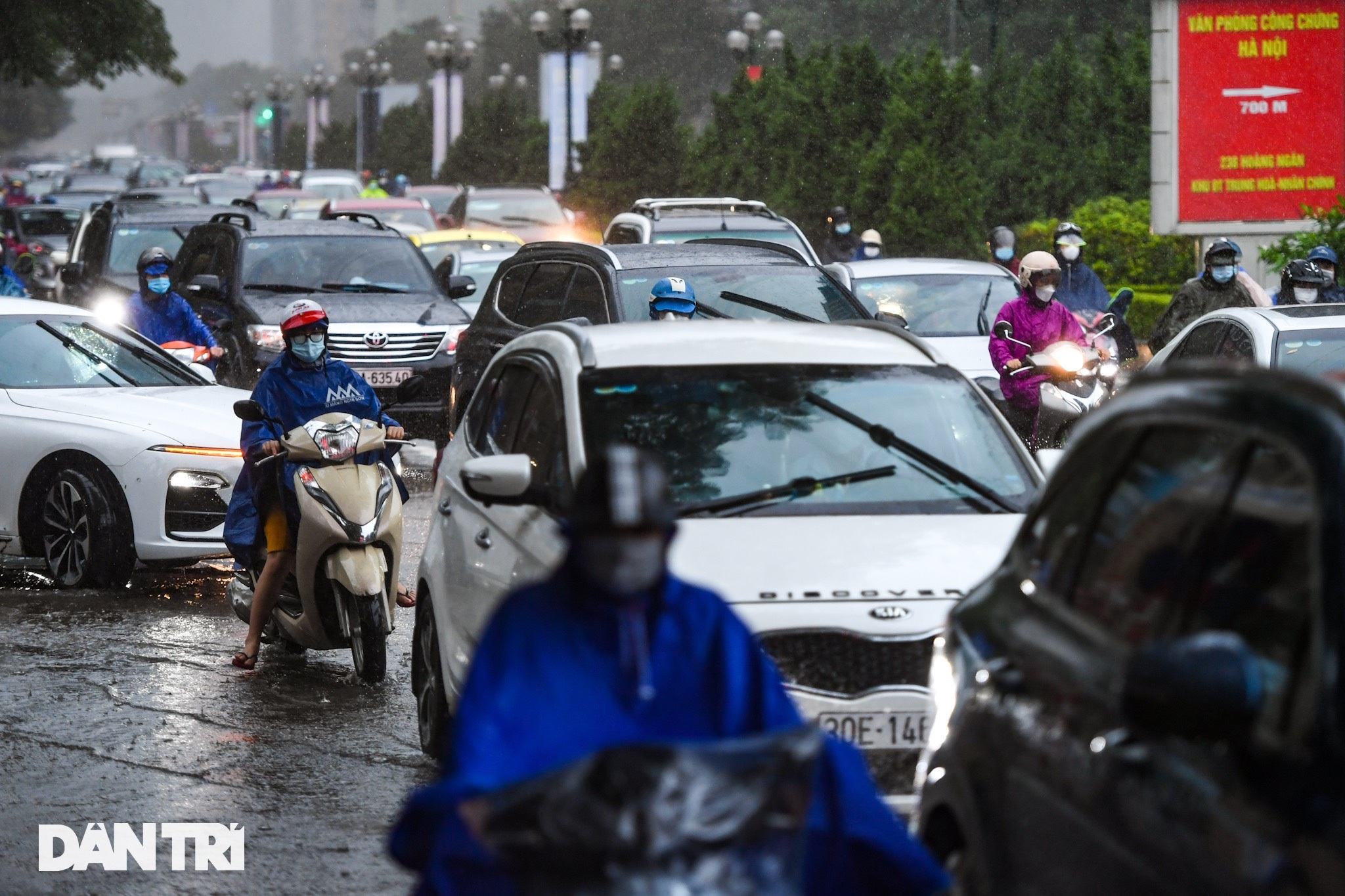 Hà Nội mưa rét sáng đầu tuần, người dân chôn chân trong giao thông ùn tắc - 9