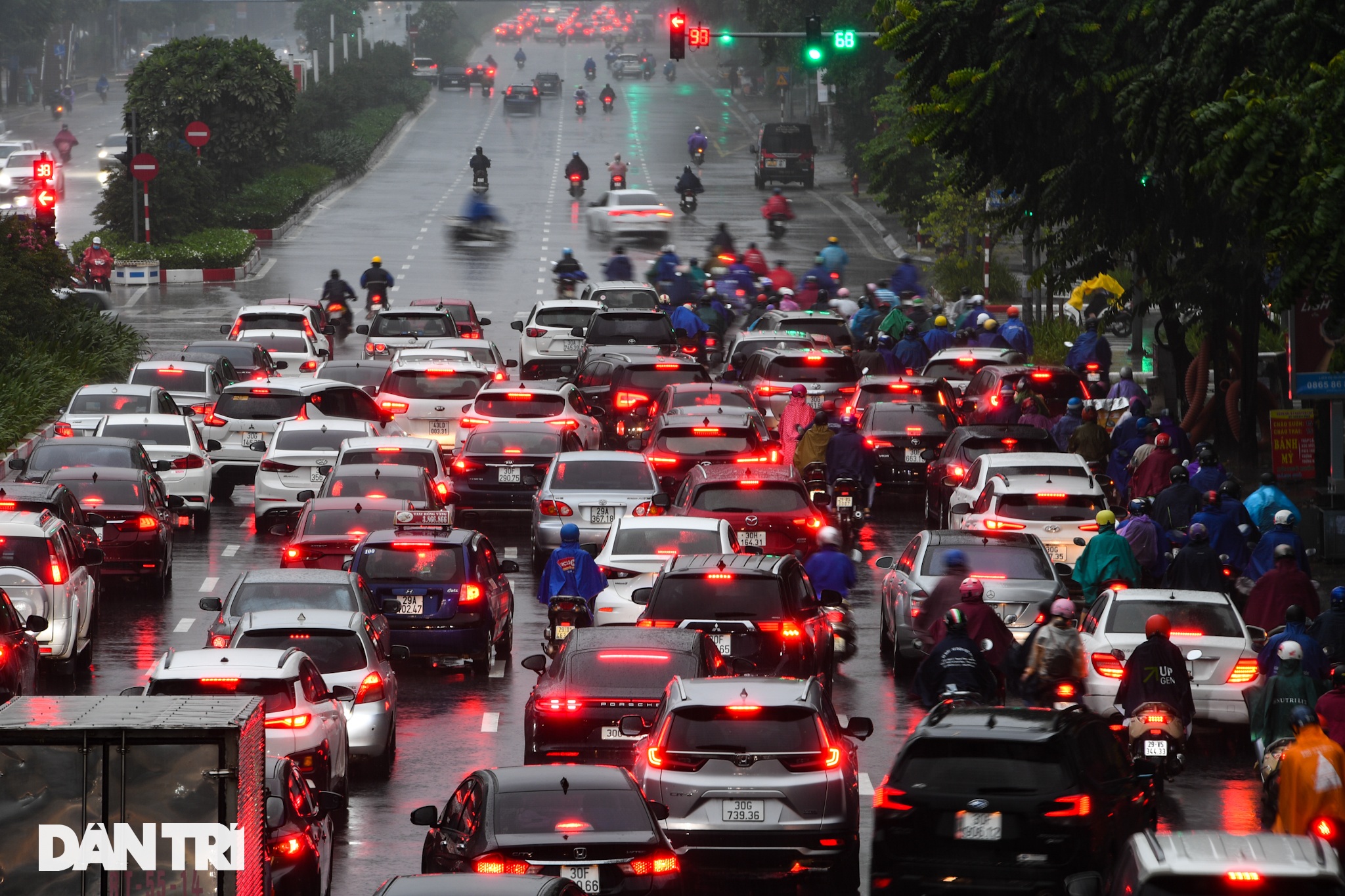 Hà Nội mưa rét sáng đầu tuần, người dân chôn chân trong giao thông ùn tắc - 14