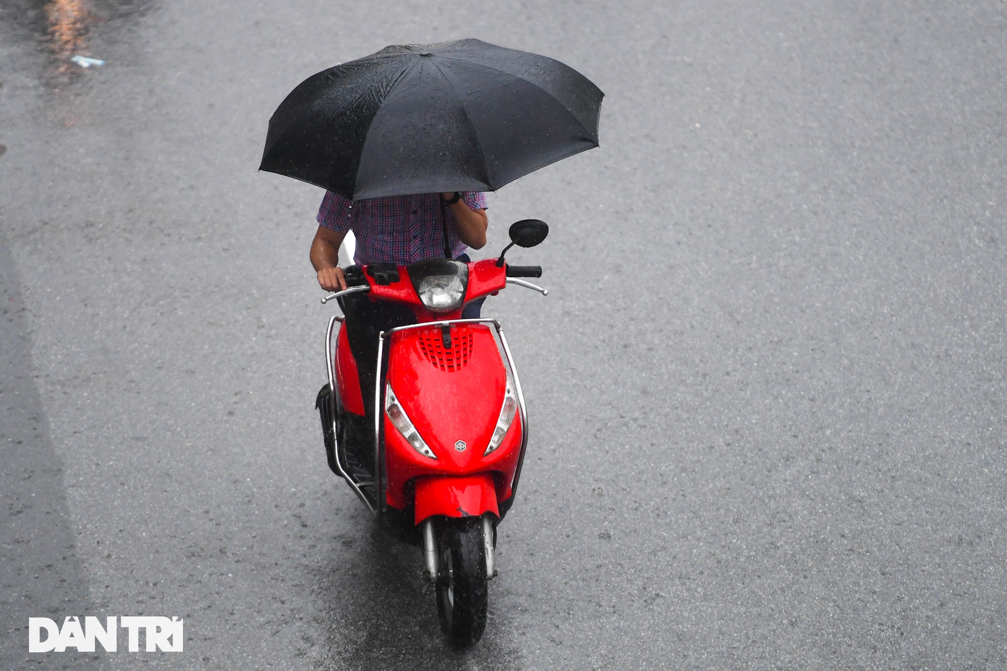 Hà Nội mưa rét sáng đầu tuần, người dân chôn chân trong giao thông ùn tắc - 15