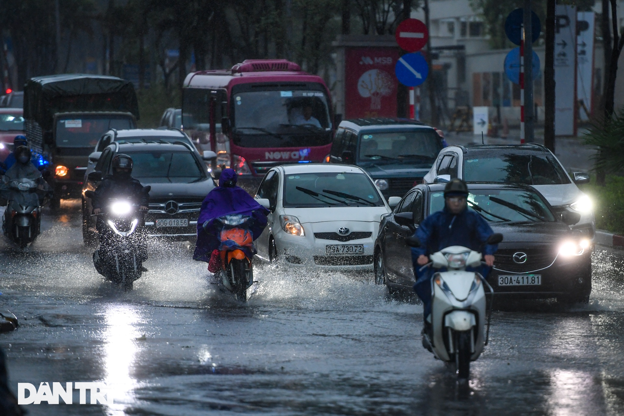 Hà Nội mưa rét sáng đầu tuần, người dân chôn chân trong giao thông ùn tắc - 2