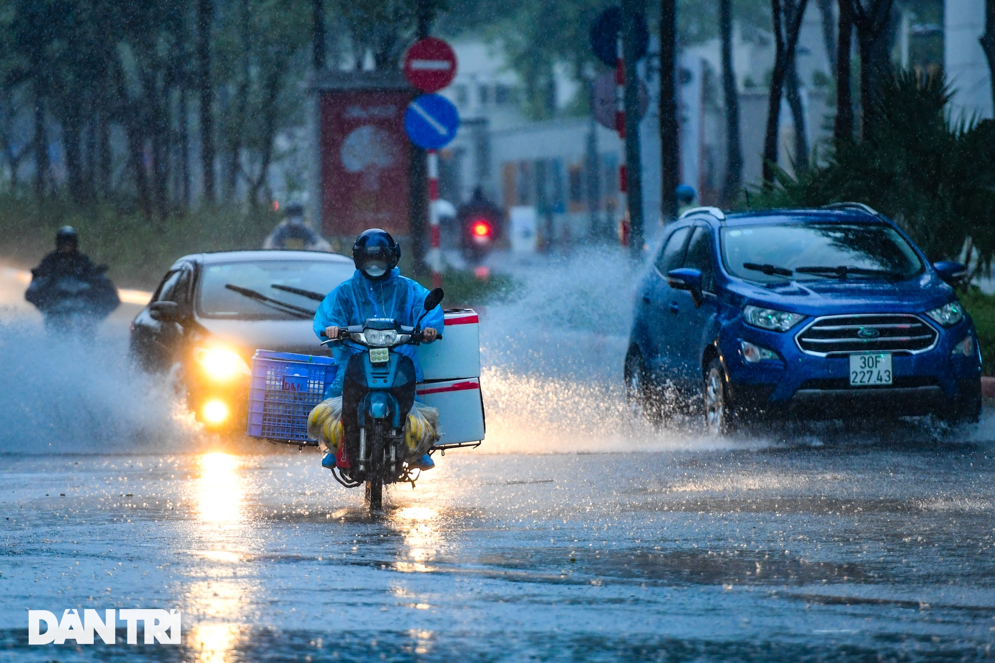 Hà Nội mưa rét sáng đầu tuần, người dân chôn chân trong giao thông ùn tắc - 3