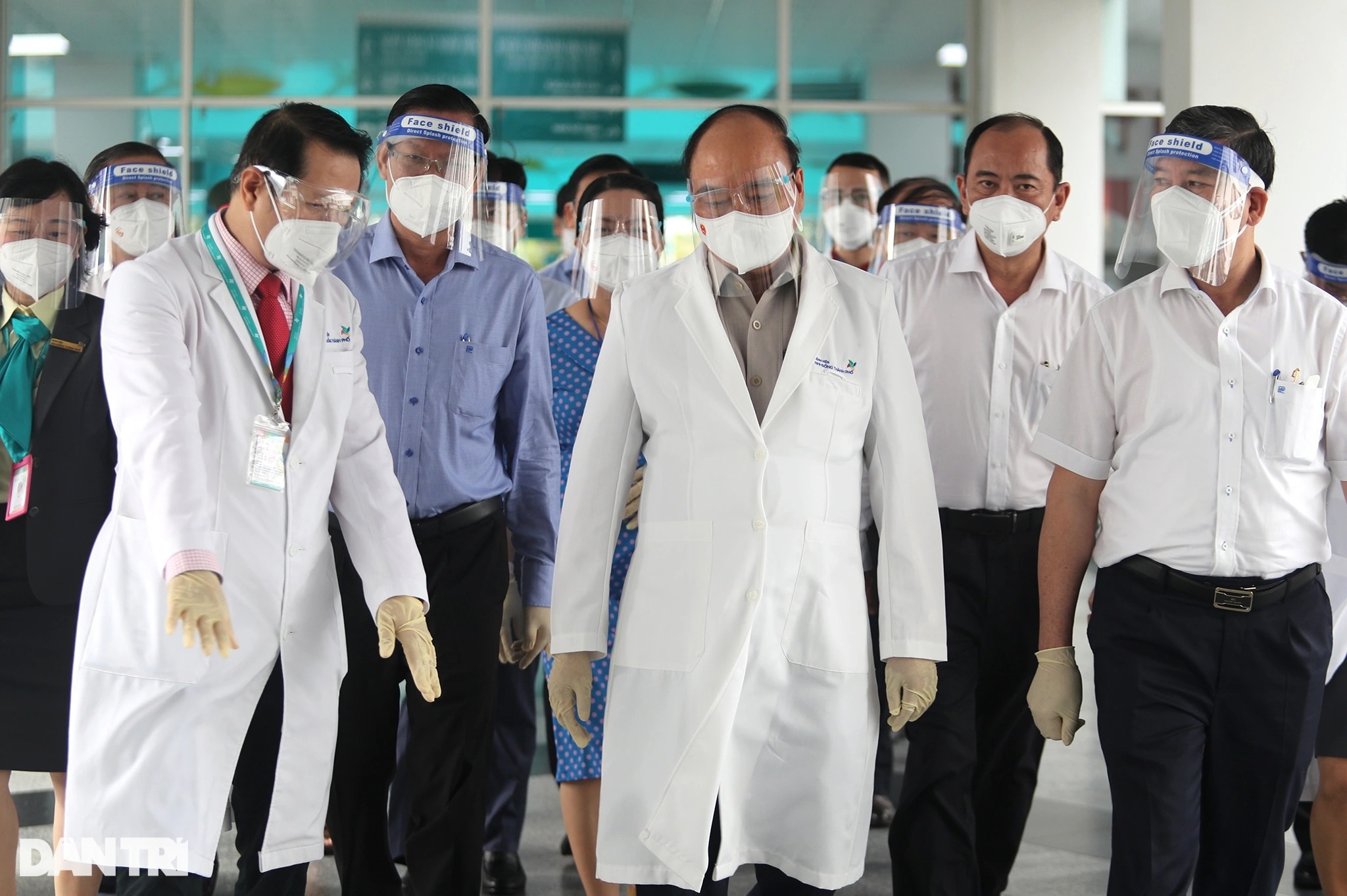Chủ tịch nước Nguyễn Xuân Phúc thăm hỏi, tặng quà bệnh nhi tại TPHCM - 9