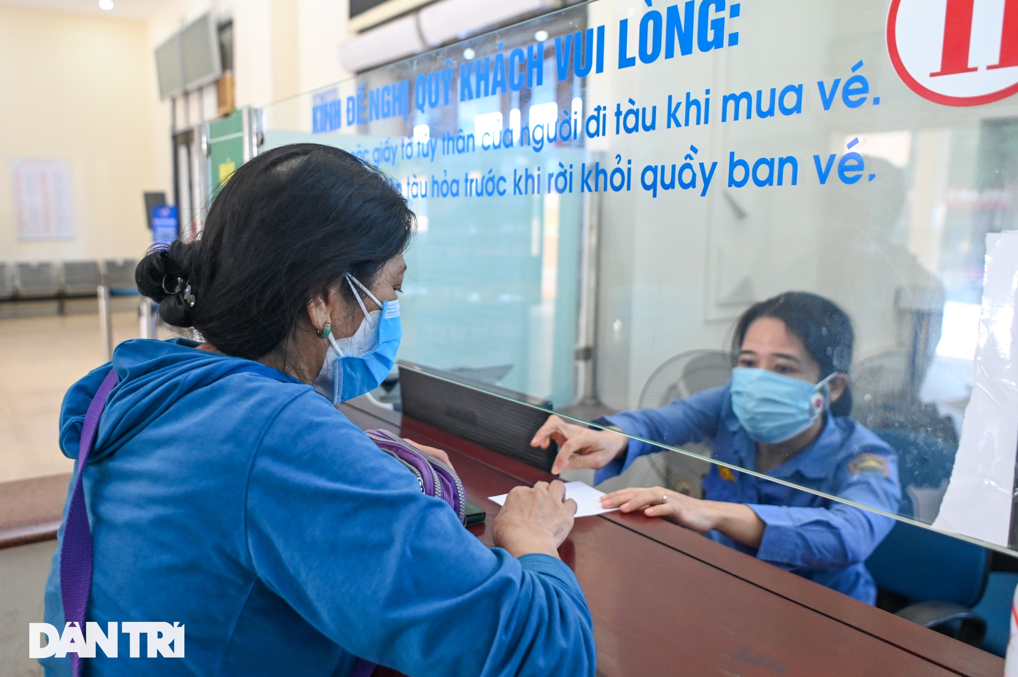 Ga Hà Nội: Hành khách phấn khởi mua vé chuyến tàu sau giãn cách đi TPHCM - 13