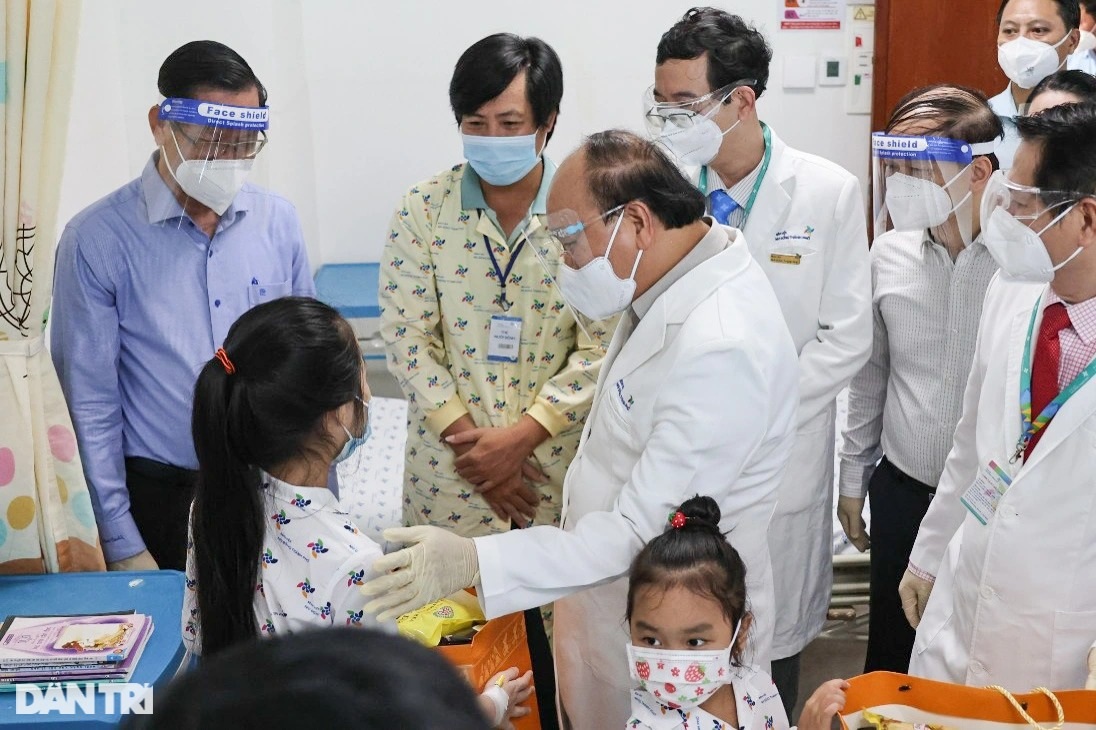 Chủ tịch nước Nguyễn Xuân Phúc thăm hỏi, tặng quà bệnh nhi tại TPHCM - 4