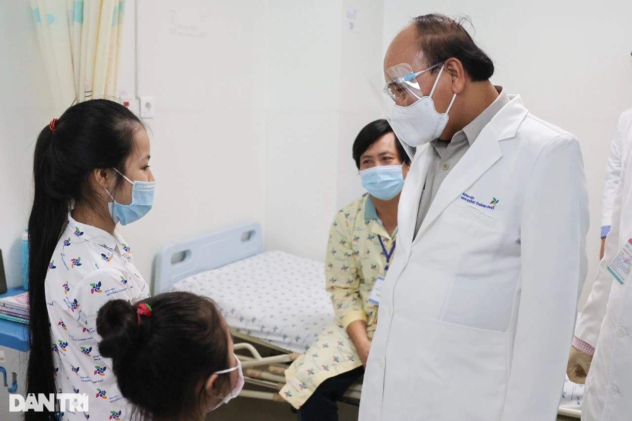 Chủ tịch nước Nguyễn Xuân Phúc thăm hỏi, tặng quà bệnh nhi tại TPHCM - 5