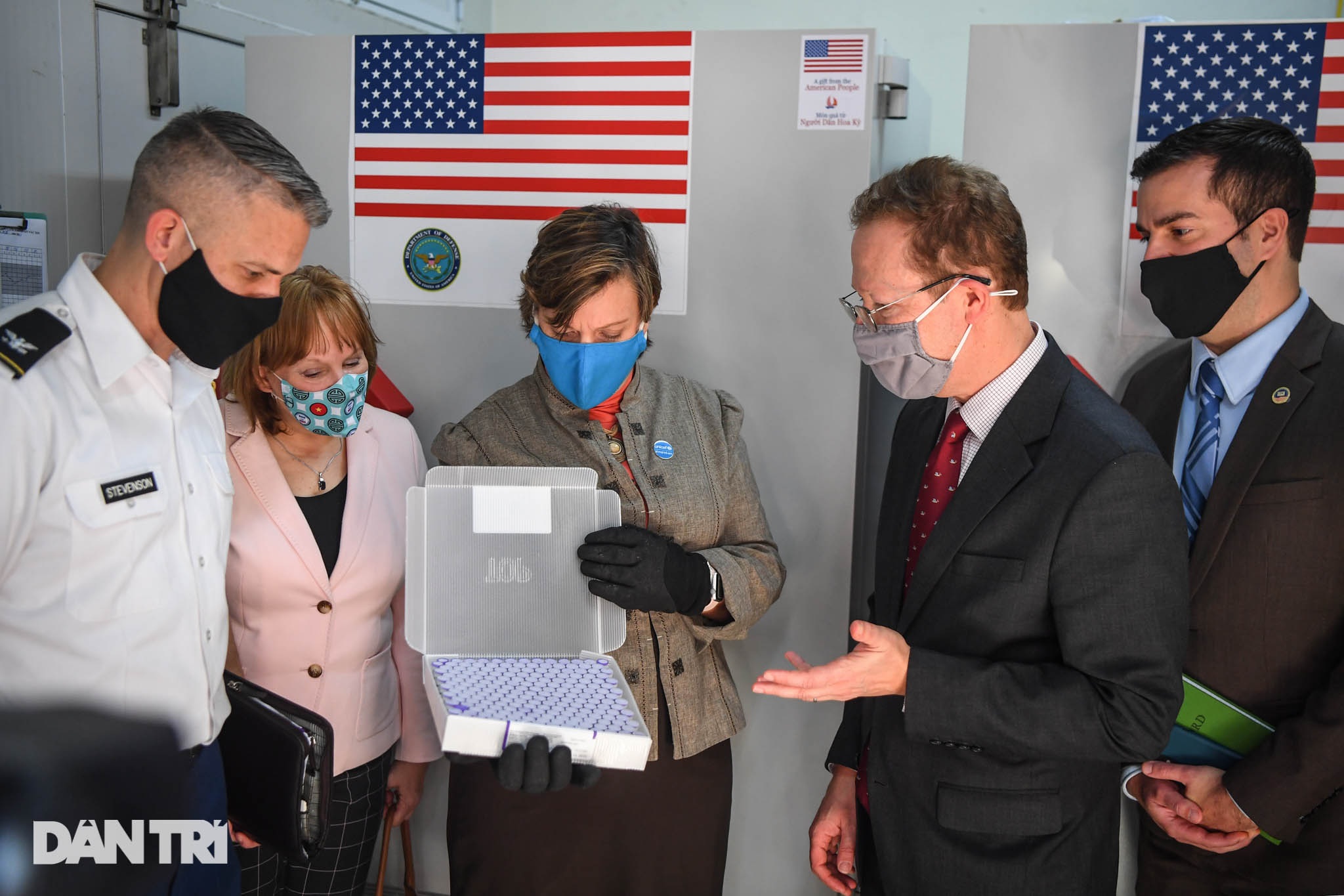 Bộ Y tế tiếp nhận 77 tủ lạnh âm sâu bảo quản vaccine Covid-19 từ Hoa Kỳ - 13