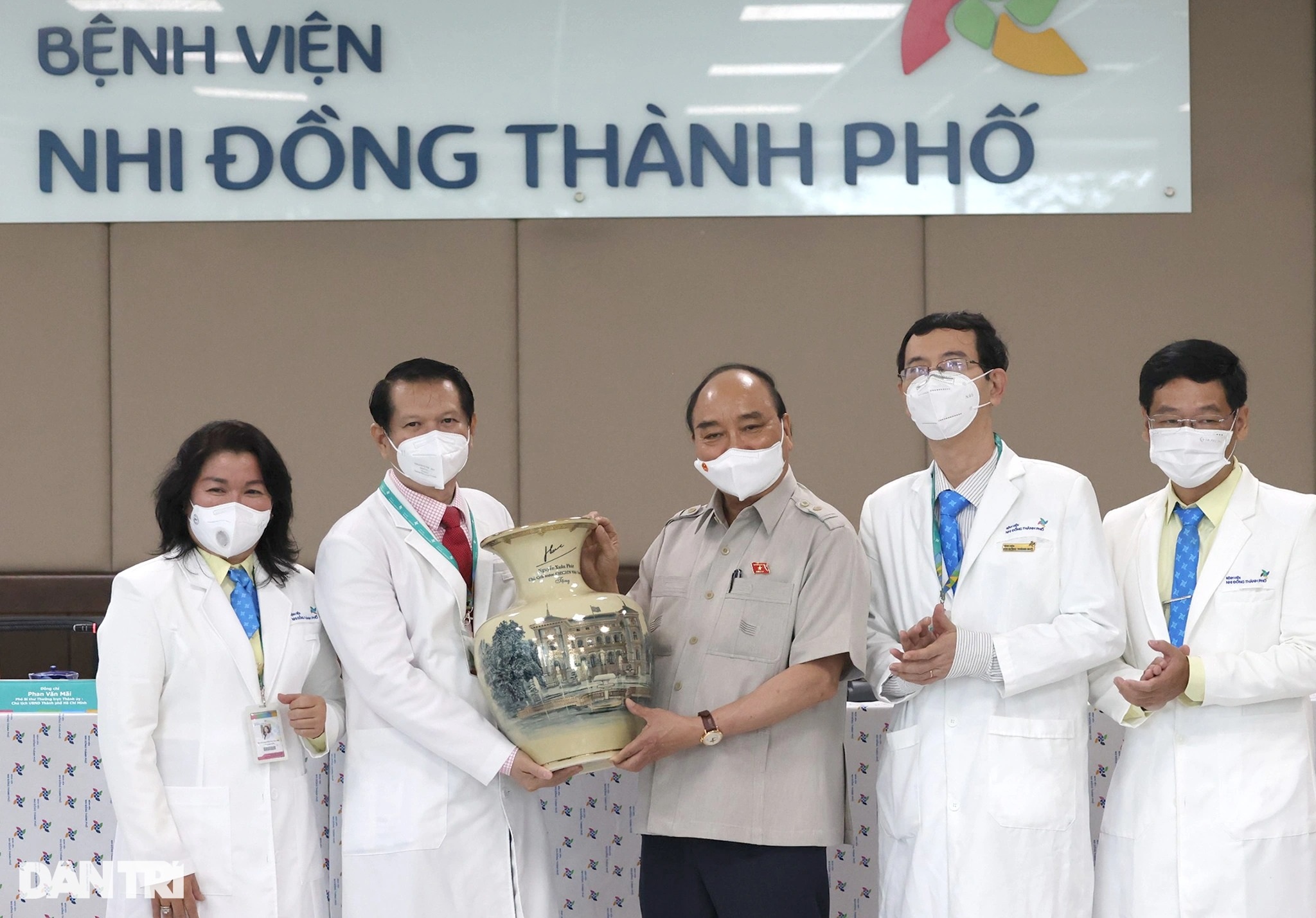 Chủ tịch nước Nguyễn Xuân Phúc thăm hỏi, tặng quà bệnh nhi tại TPHCM - 8
