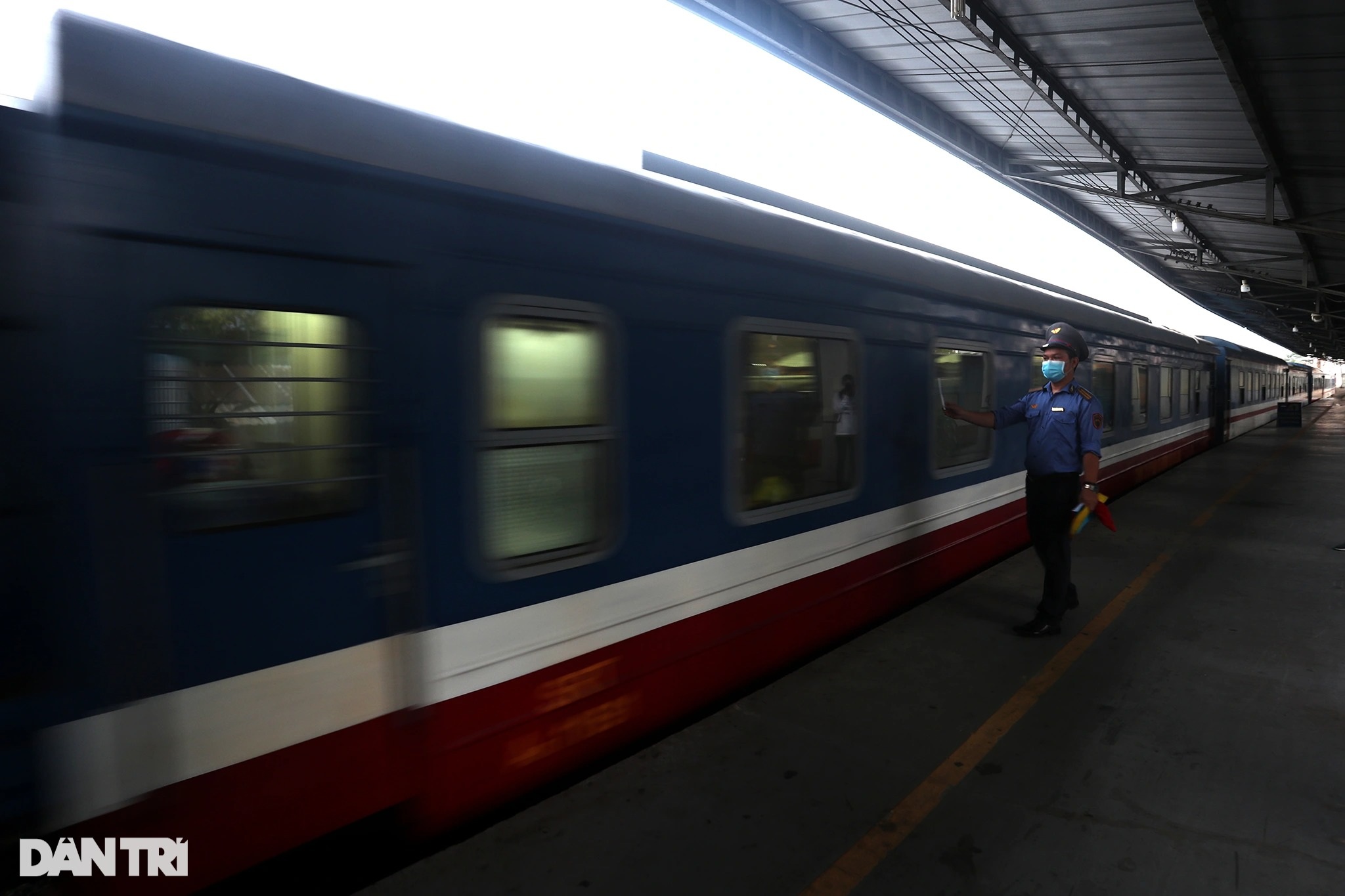Chuyến tàu hỏa đầu tiên chạy trở lại, hành khách háo hức rời ga Sài Gòn - 14