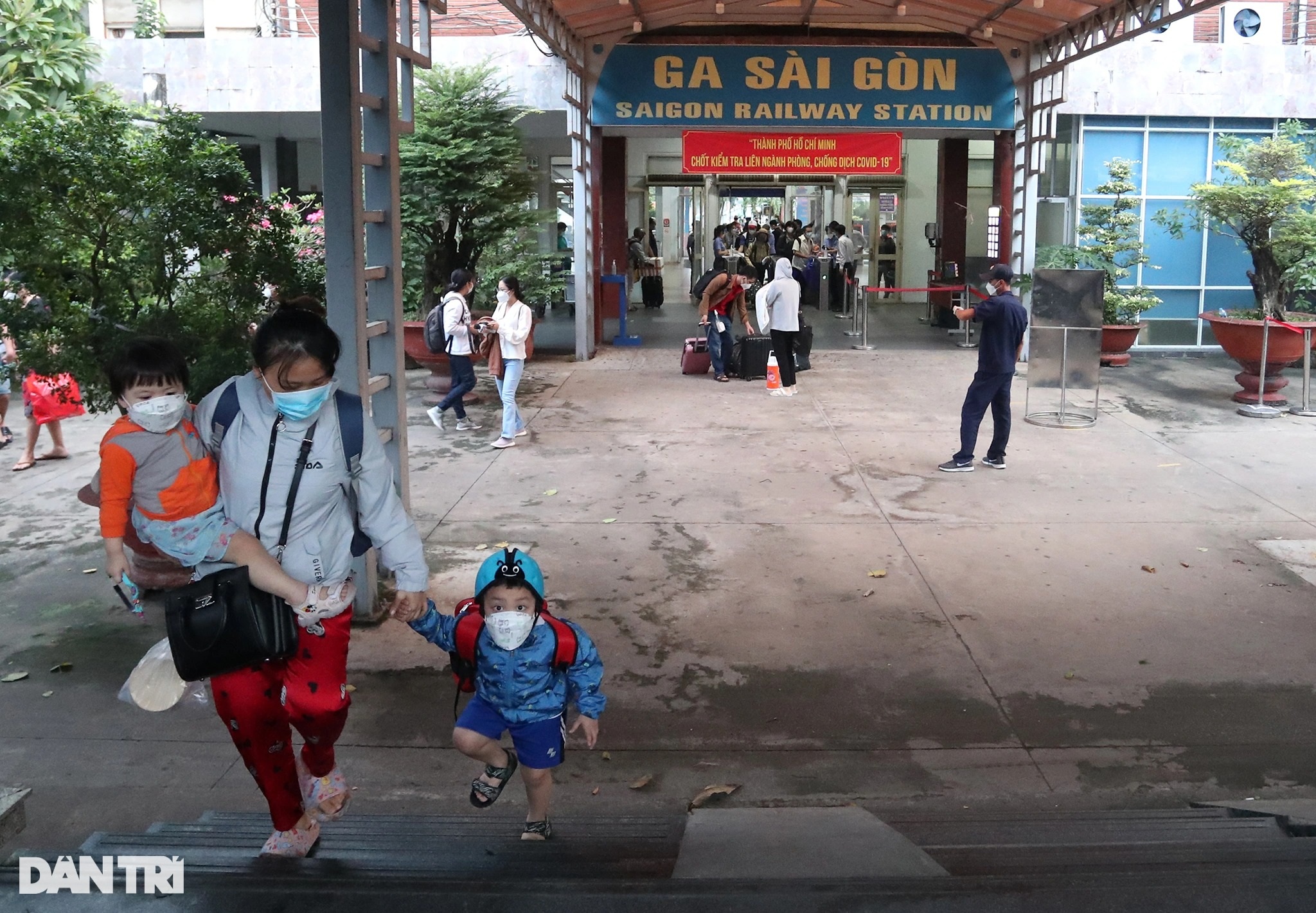 Chuyến tàu hỏa đầu tiên chạy trở lại, hành khách háo hức rời ga Sài Gòn - 1