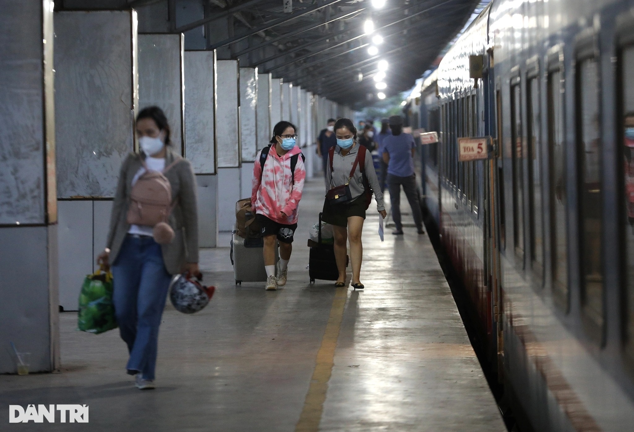 Chuyến tàu hỏa đầu tiên chạy trở lại, hành khách háo hức rời ga Sài Gòn - 6