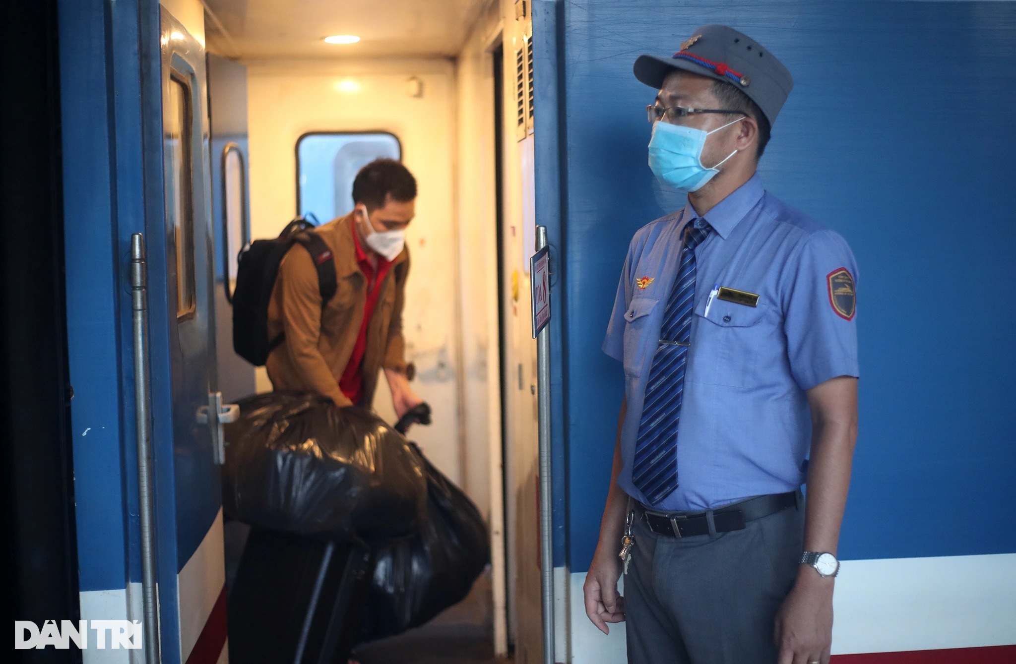 Chuyến tàu hỏa đầu tiên chạy trở lại, hành khách háo hức rời ga Sài Gòn - 7