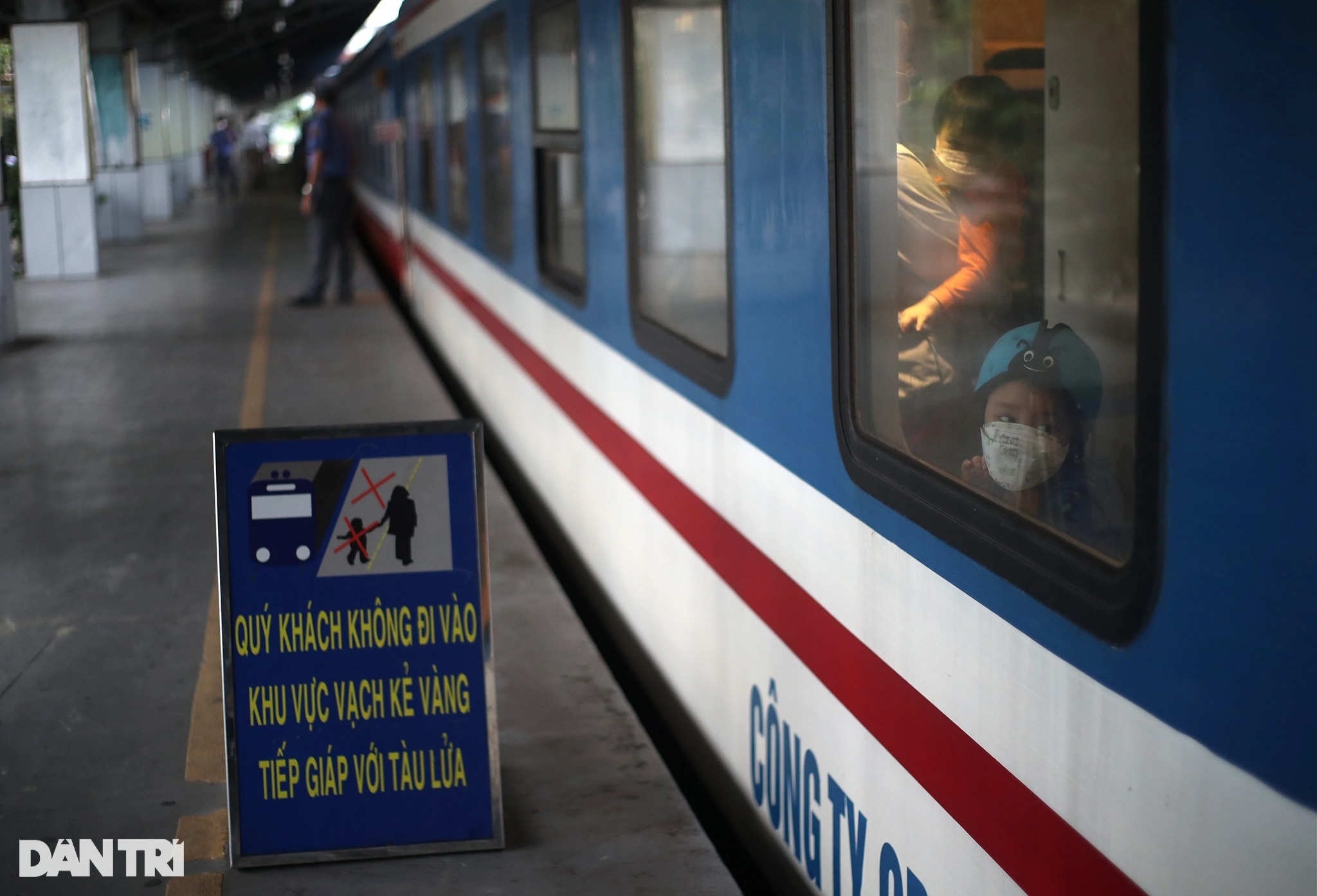 Chuyến tàu hỏa đầu tiên chạy trở lại, hành khách háo hức rời ga Sài Gòn - 13