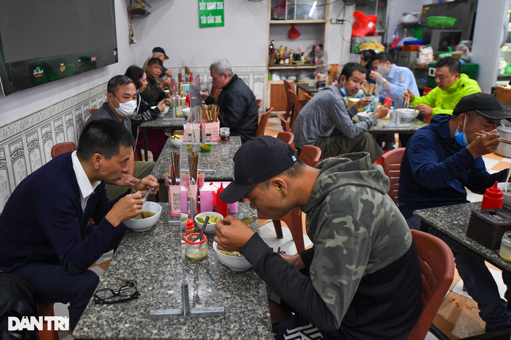 Hàng ăn sáng, quán cafe tấp nập trong ngày đầu phục vụ khách tại chỗ - 5