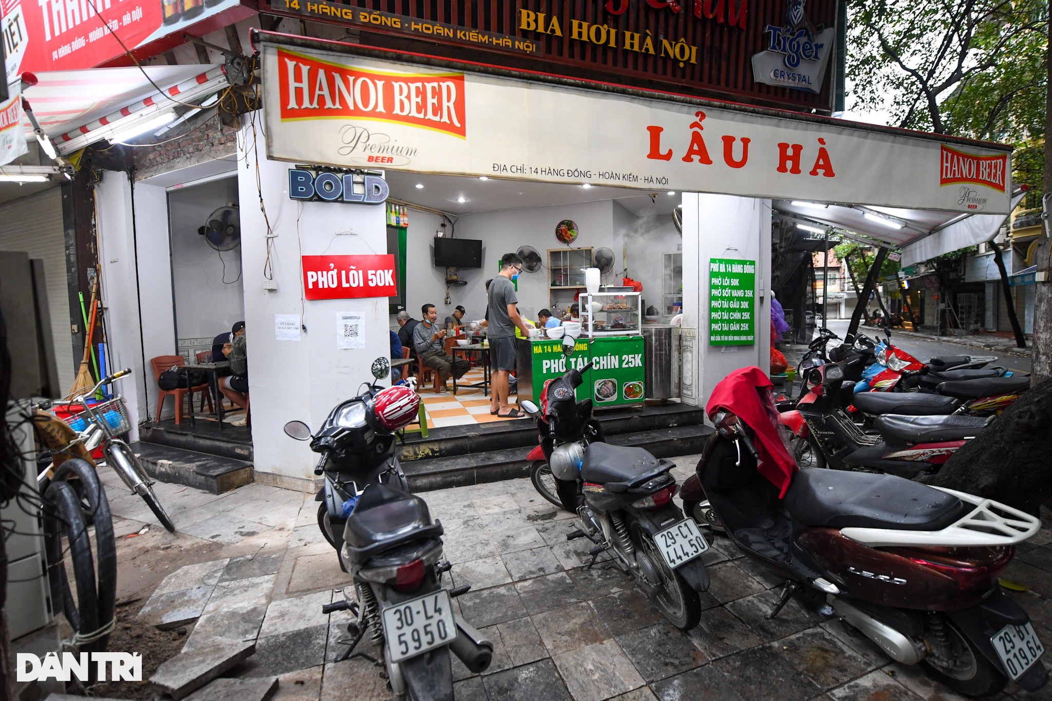 Hàng ăn sáng, quán cafe tấp nập trong ngày đầu phục vụ khách tại chỗ - 4