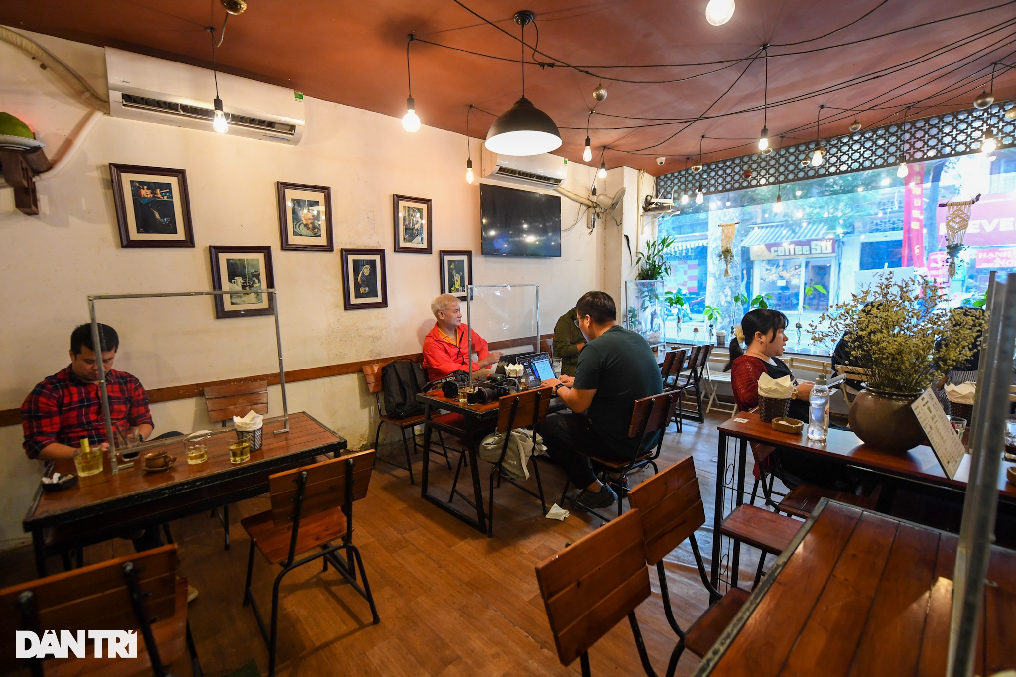 Hàng ăn sáng, quán cafe tấp nập trong ngày đầu phục vụ khách tại chỗ - 7