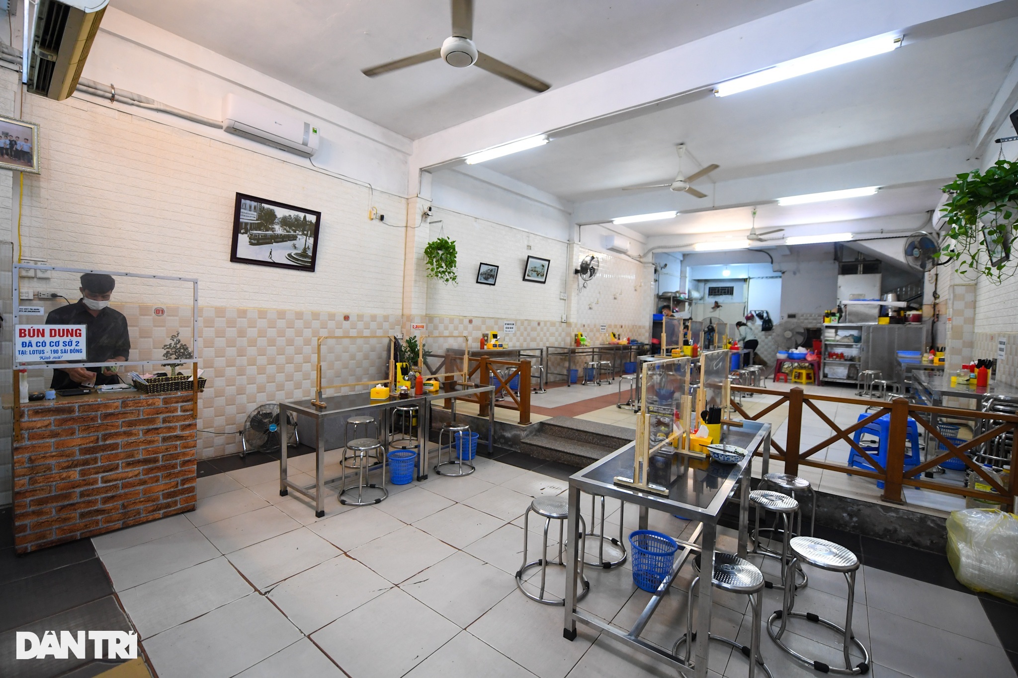 Hàng ăn sáng, quán cafe tấp nập trong ngày đầu phục vụ khách tại chỗ - 13