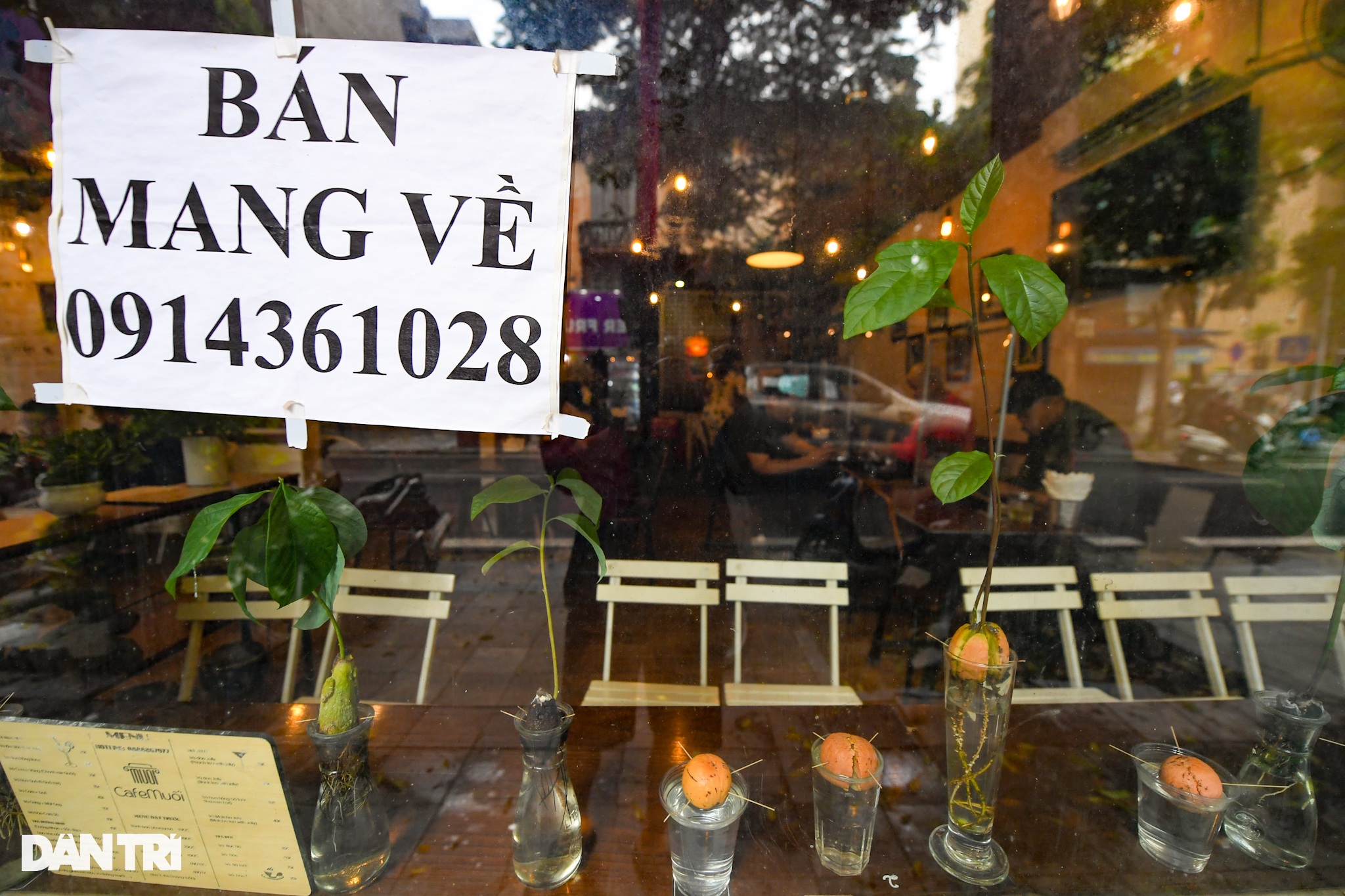 Hàng ăn sáng, quán cafe tấp nập trong ngày đầu phục vụ khách tại chỗ - 8