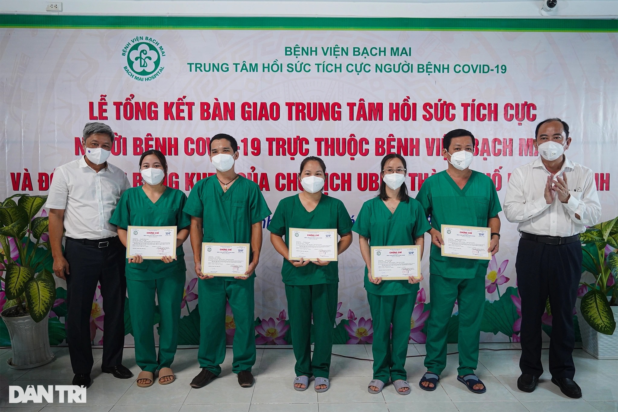 Y bác sĩ Bệnh viện Bạch Mai rời TPHCM sau 2 tháng chi viện chống dịch - 13 Y bác sĩ Bệnh viện Bạch Mai rời TPHCM sau 2 tháng chi viện chống dịch - 13