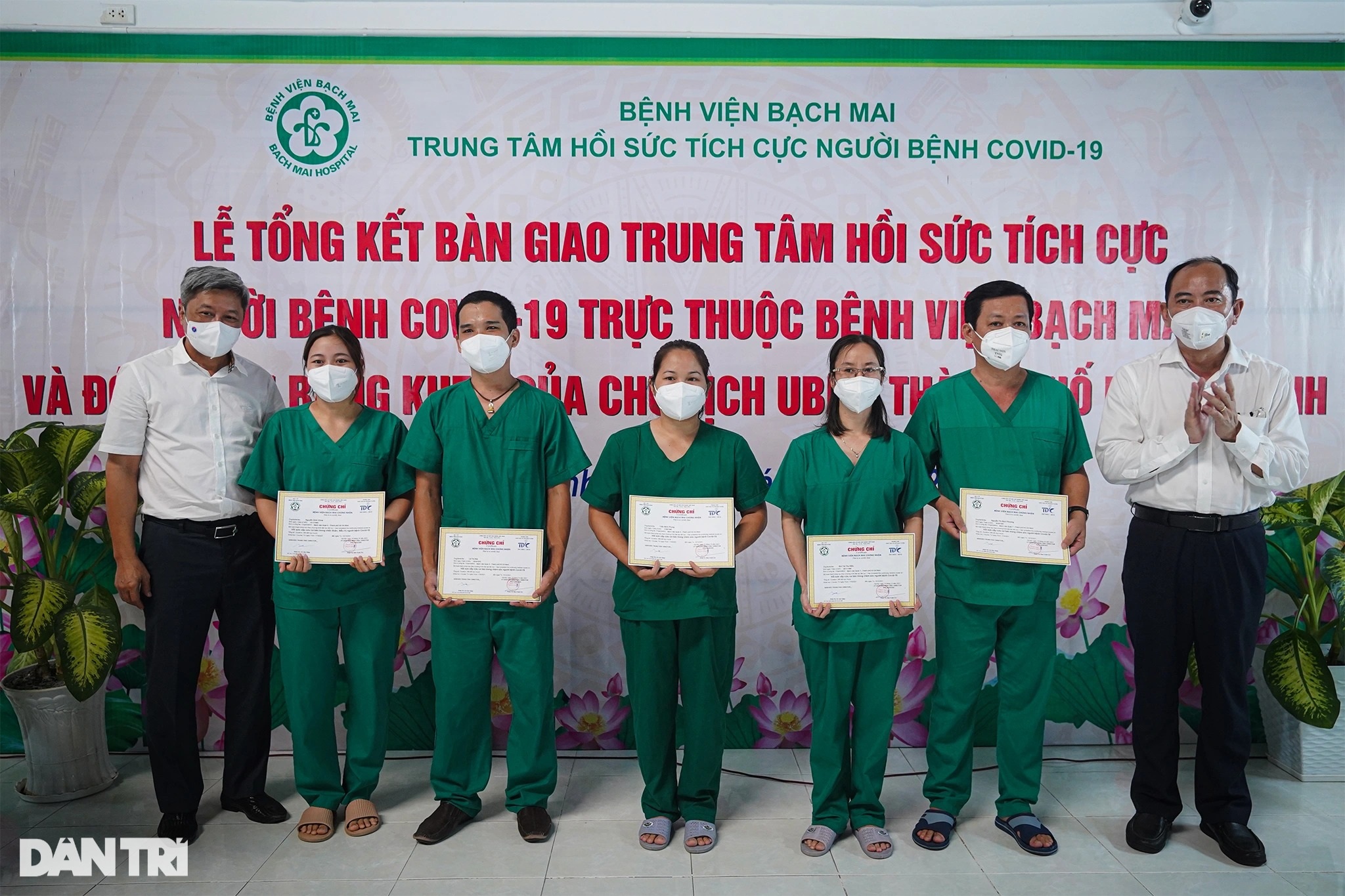 Y bác sĩ Bệnh viện Bạch Mai rời TPHCM sau 2 tháng chi viện chống dịch - 13