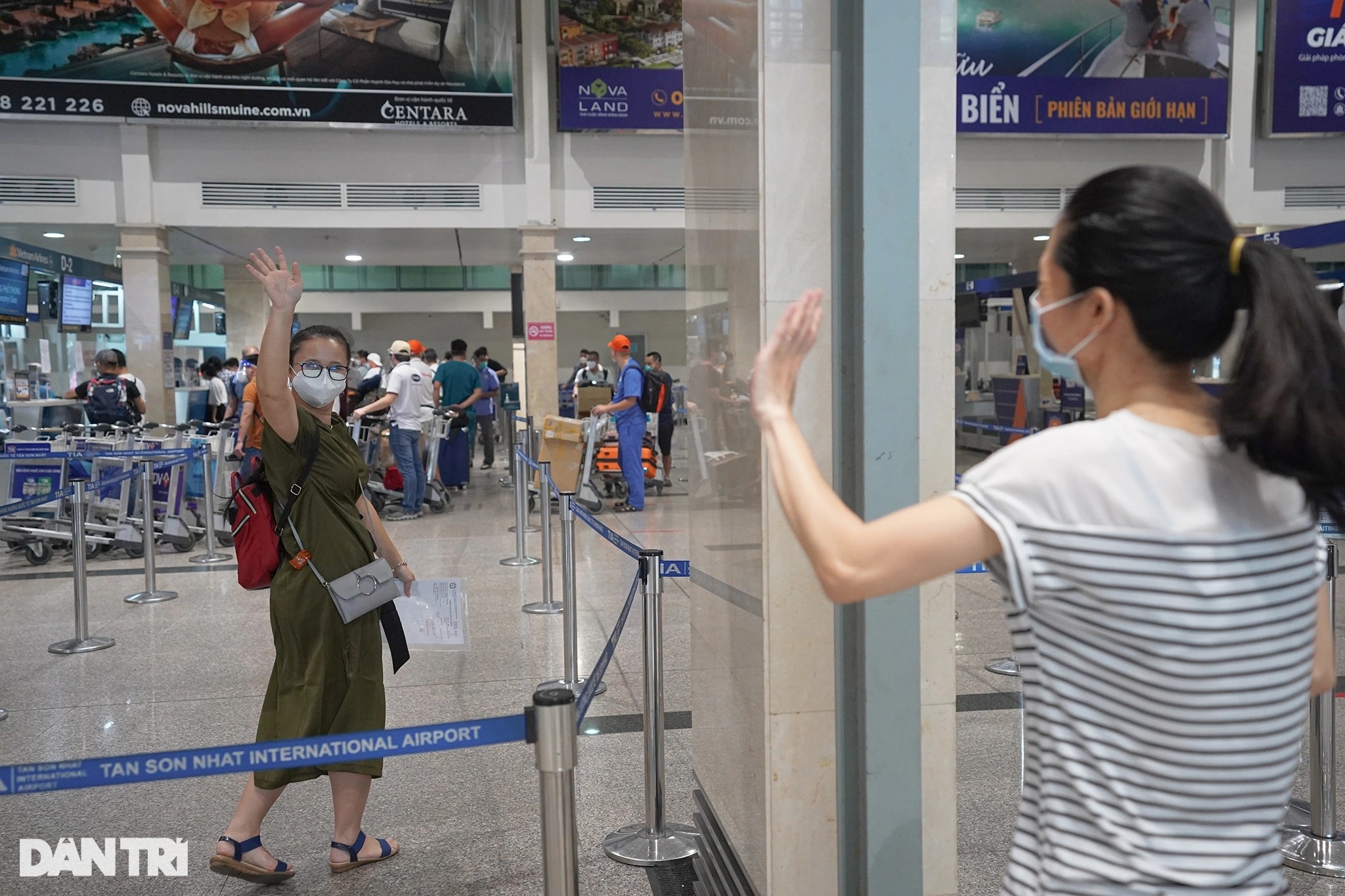 Y bác sĩ Bệnh viện Bạch Mai rời TPHCM sau 2 tháng chi viện chống dịch - 2 Y bác sĩ Bệnh viện Bạch Mai rời TPHCM sau 2 tháng chi viện chống dịch - 2