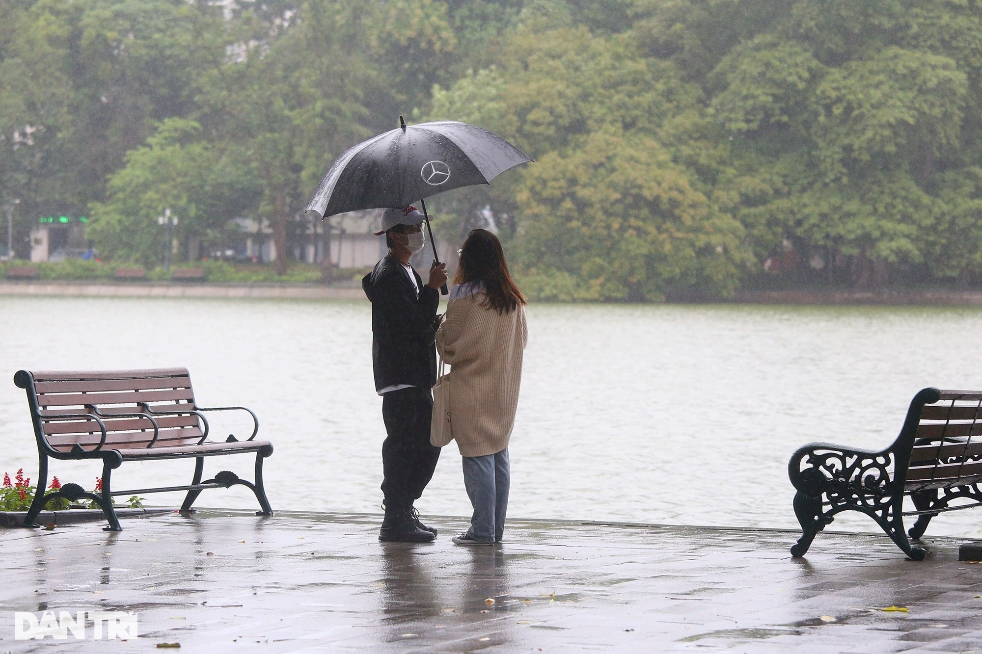 Hồ Gươm đẹp lãng mạn dưới mưa lạnh đầu mùa - 7 Hồ Gươm đẹp lãng mạn dưới mưa lạnh đầu mùa - 7