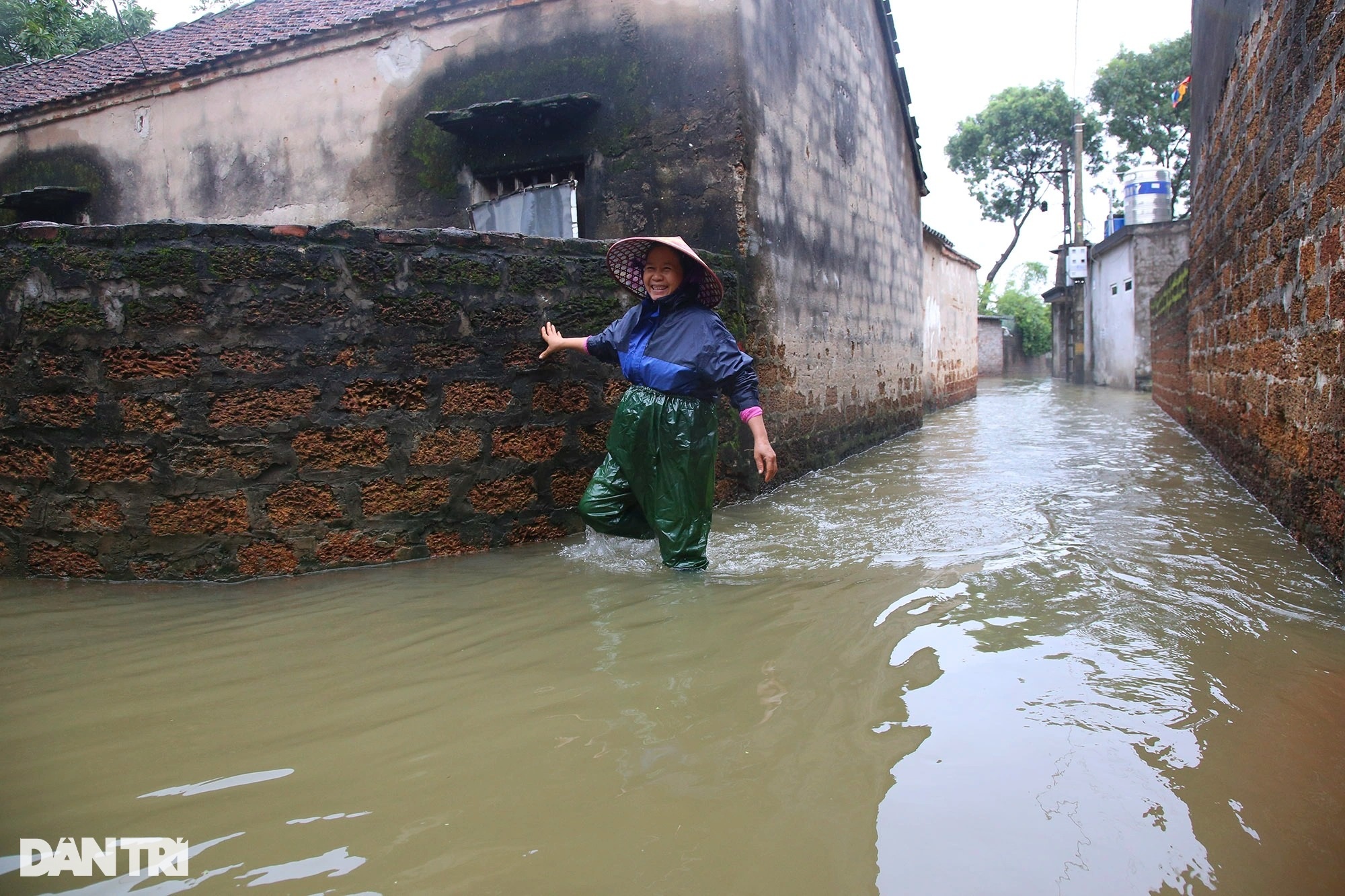 Nhiều thôn xóm ngoại thành Hà Nội ngập sâu trong nước - 13