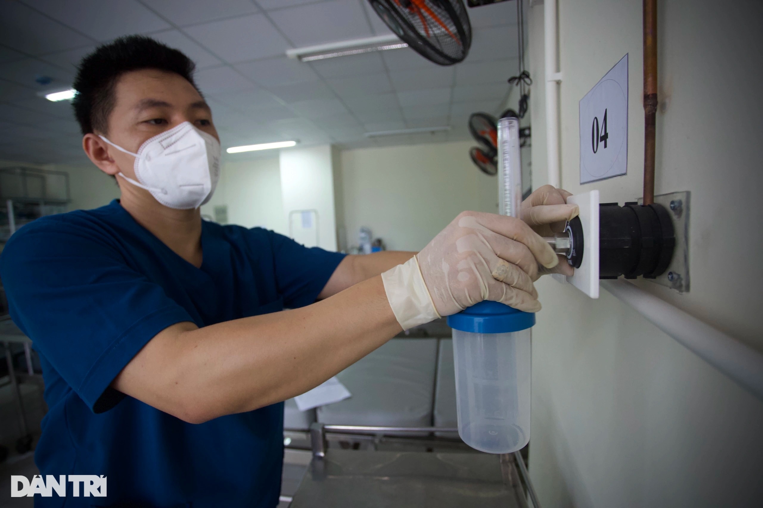 Máy thở, bình oxy xếp đầy kho bệnh viện dã chiến vì hết bệnh nhân cấp cứu - 3 Máy thở, bình oxy xếp đầy kho bệnh viện dã chiến vì hết bệnh nhân cấp cứu - 3