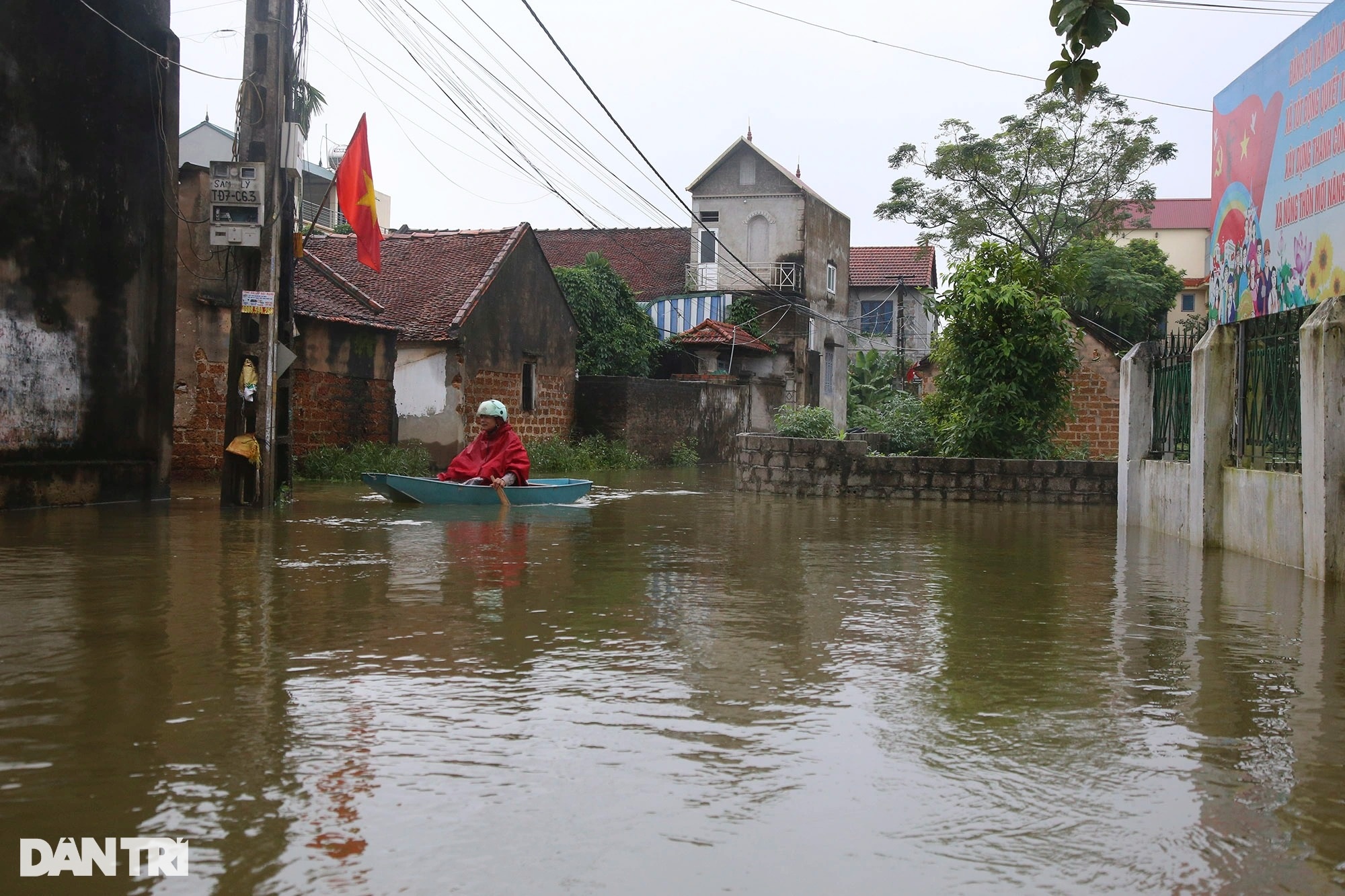 Nhiều thôn xóm ngoại thành Hà Nội ngập sâu trong nước - 1