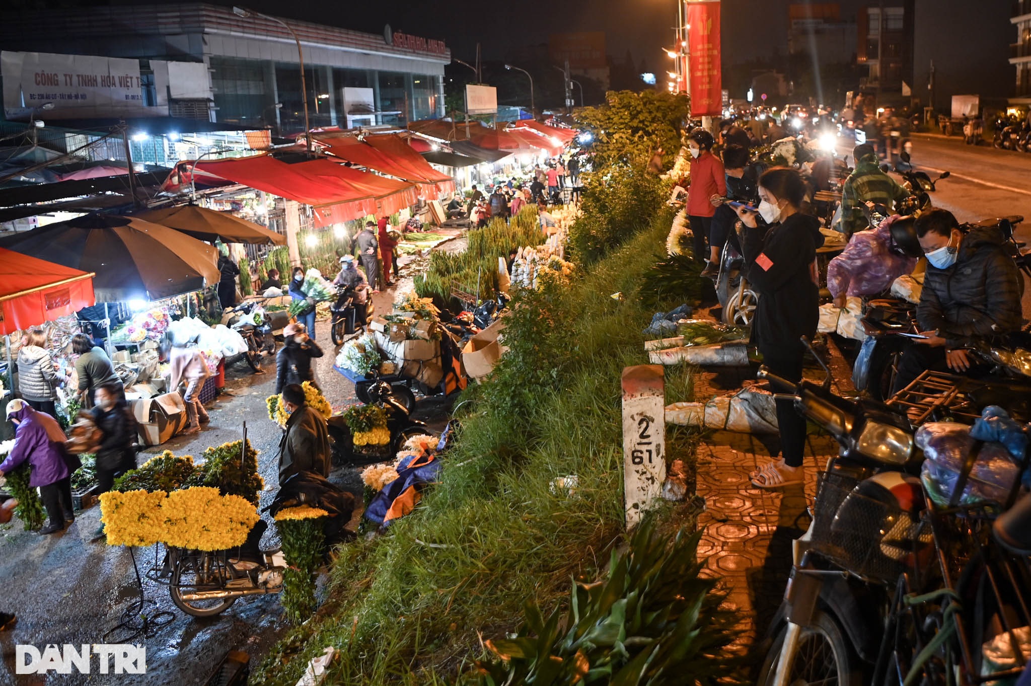 Đêm không ngủ tại chợ hoa lớn nhất Hà Nội trước ngày Phụ nữ Việt Nam 20/10 - 10 Đêm không ngủ tại chợ hoa lớn nhất Hà Nội trước ngày Phụ nữ Việt Nam 20/10 - 10
