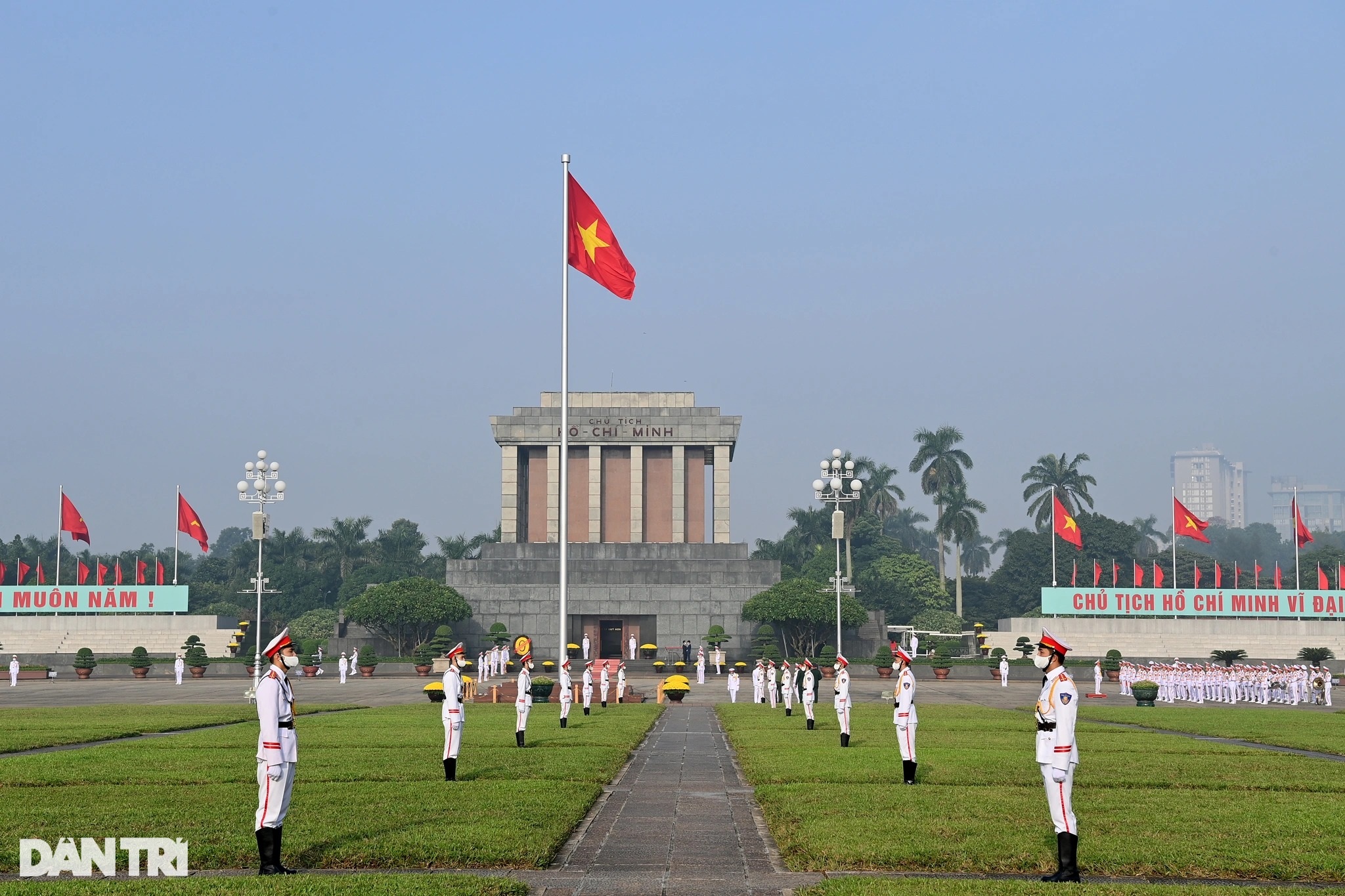 Đoàn đại biểu Quốc hội dự kỳ họp thứ 2 vào Lăng viếng Chủ tịch Hồ Chí Minh - 1