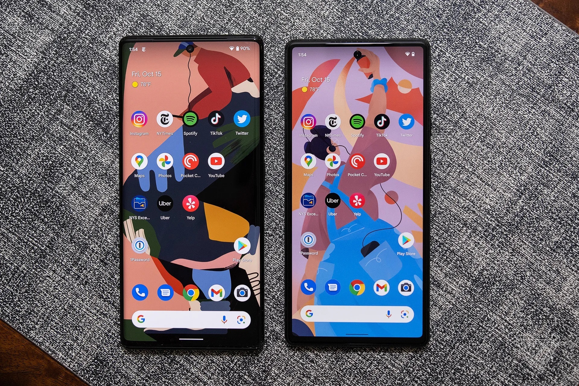 Bộ đôi Pixel 6 Pro (trái) và Pixel 6, với màn hình đục lỗ (Ảnh: The Verge). Bộ đôi Pixel 6 Pro (trái) và Pixel 6, với màn hình đục lỗ (Ảnh: The Verge).