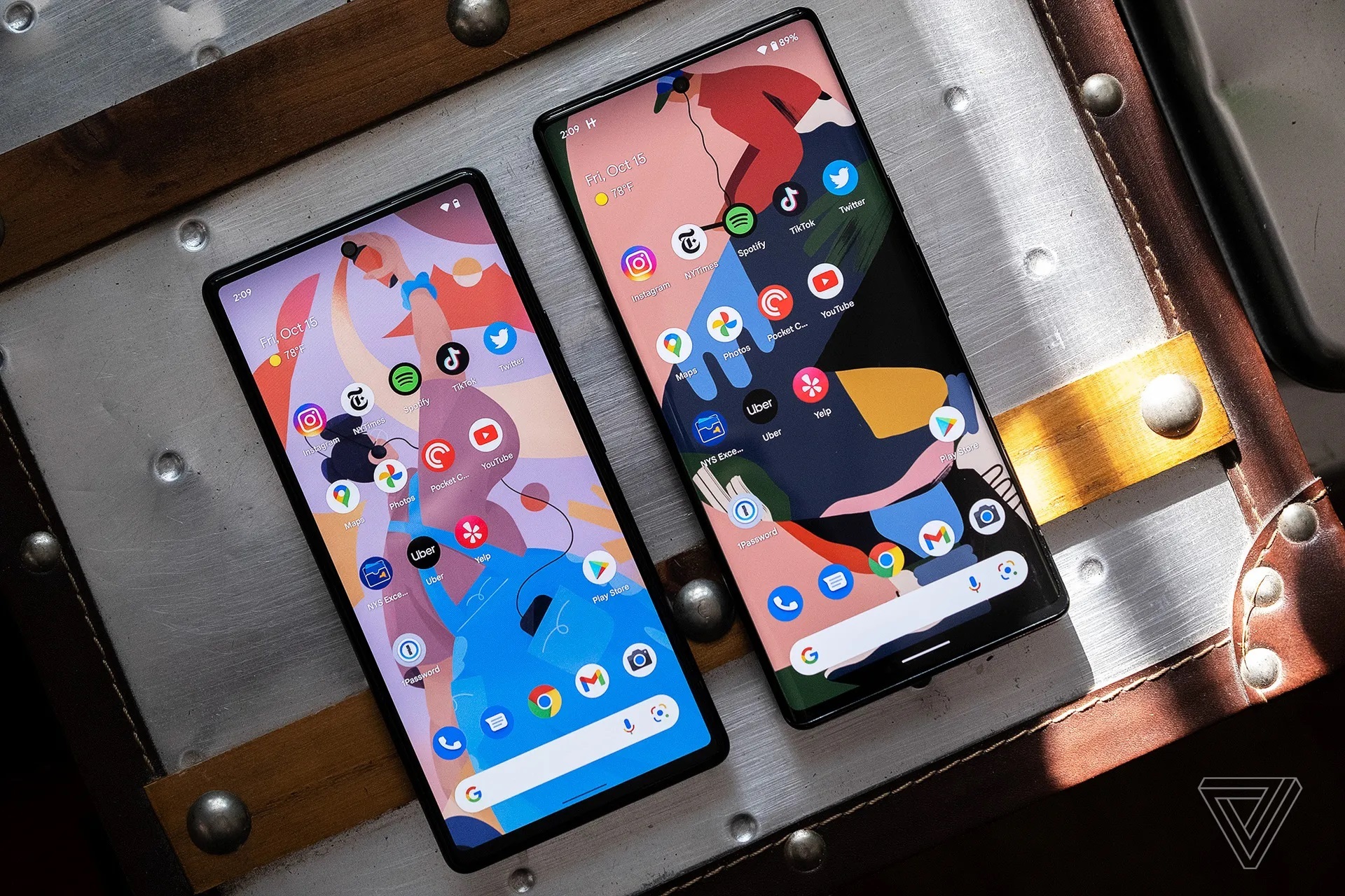 Thiết kế của bộ đôi Pixel 6 được đánh giá cao hơn các phiên bản Pixel trước đây (Ảnh: The Verge). Thiết kế của bộ đôi Pixel 6 được đánh giá cao hơn các phiên bản Pixel trước đây (Ảnh: The Verge).