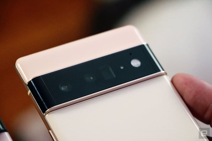 Cận cảnh cụm camera trên Pixel 6 Pro (Ảnh: Engadget). Cận cảnh cụm camera trên Pixel 6 Pro (Ảnh: Engadget).