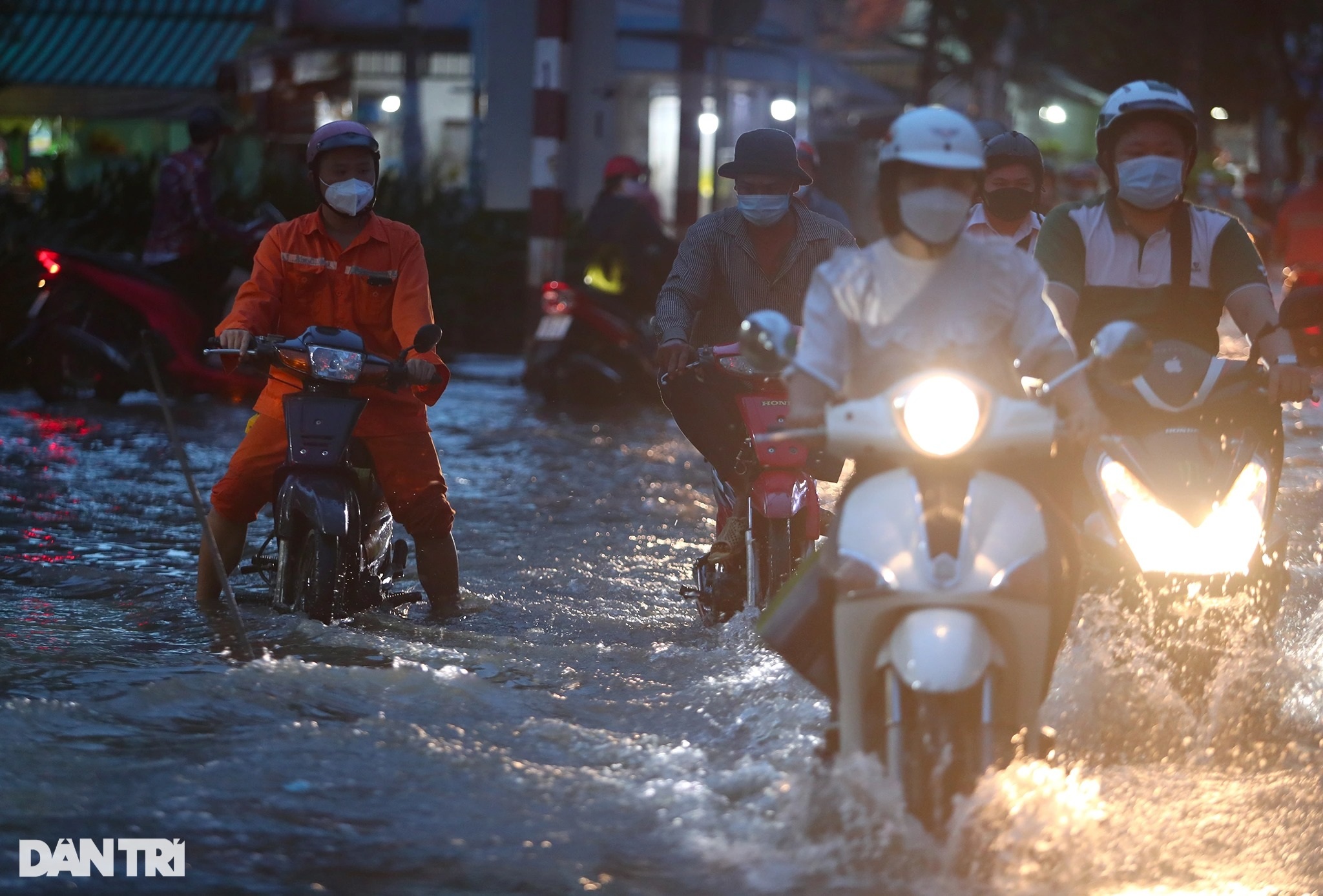 Người dân TPHCM bì bõm trên đường về nhà do triều cường dâng cao - 6