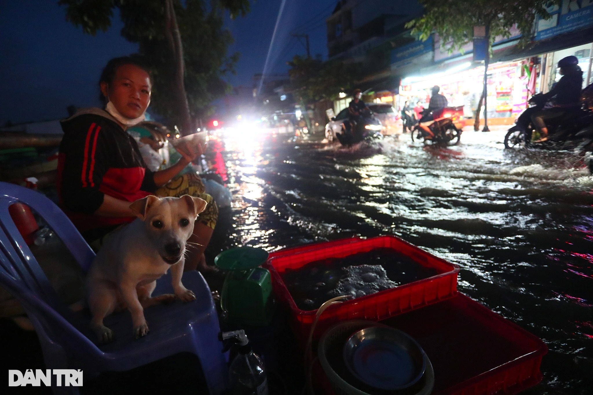 Người dân TPHCM bì bõm trên đường về nhà do triều cường dâng cao - 9