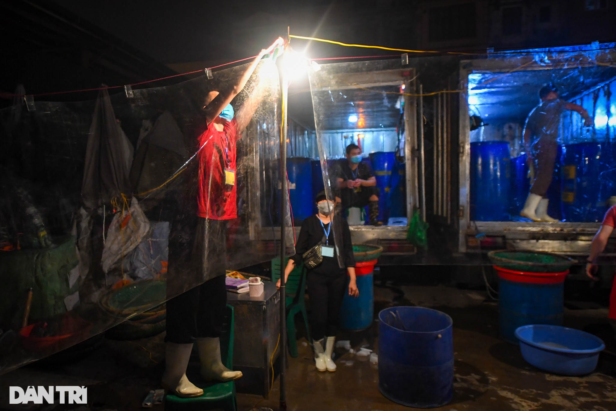 Gỡ phong tỏa, tiểu thương chợ Long Biên phấn khởi chuẩn bị cho ngày mở hàng - 11 Gỡ phong tỏa, tiểu thương chợ Long Biên phấn khởi chuẩn bị cho ngày mở hàng - 11