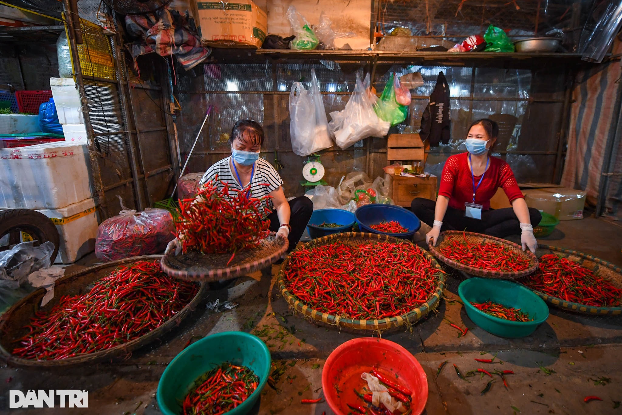 Gỡ phong tỏa, tiểu thương chợ Long Biên phấn khởi chuẩn bị cho ngày mở hàng - 16