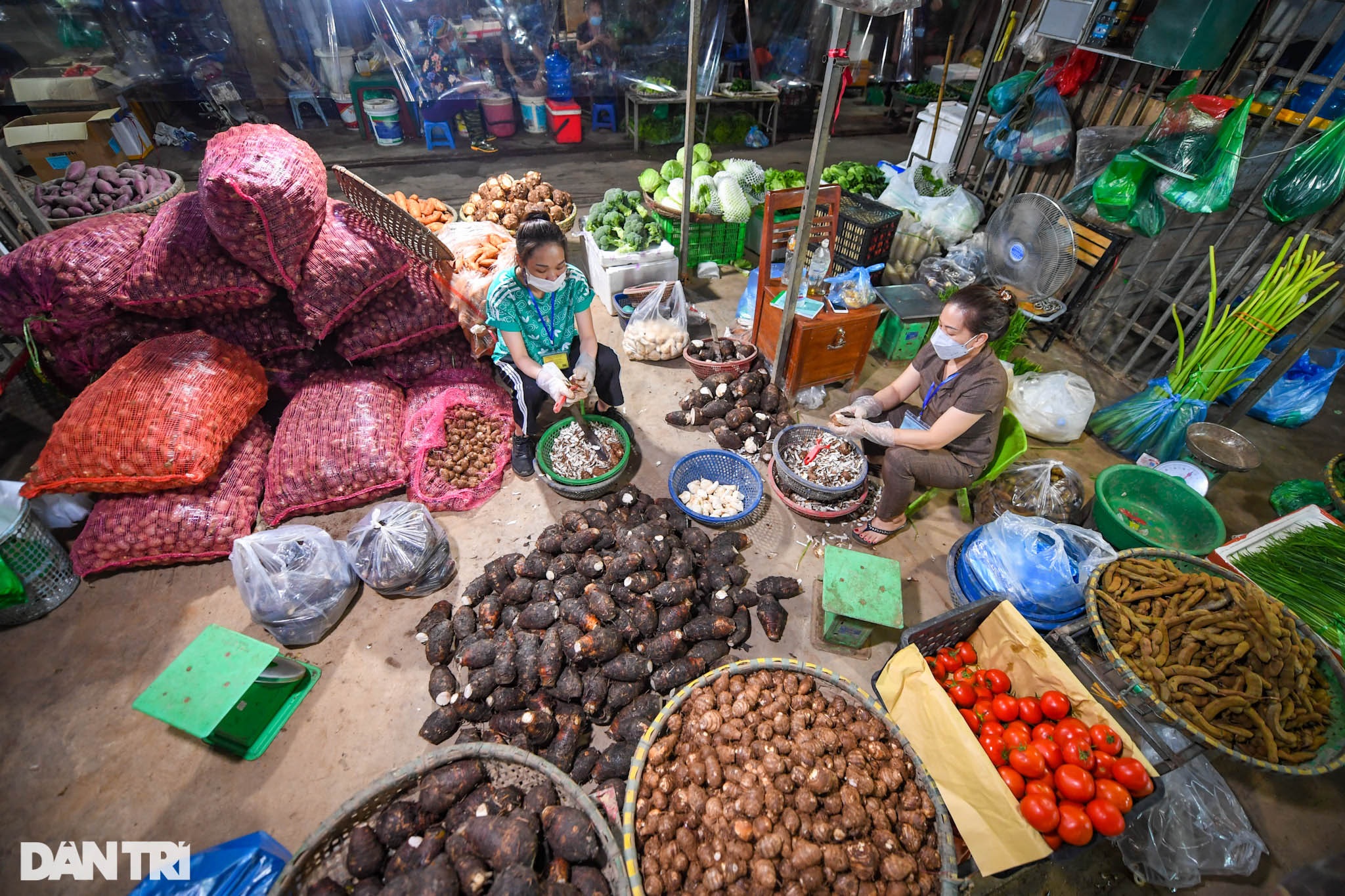 Gỡ phong tỏa, tiểu thương chợ Long Biên phấn khởi chuẩn bị cho ngày mở hàng - 18