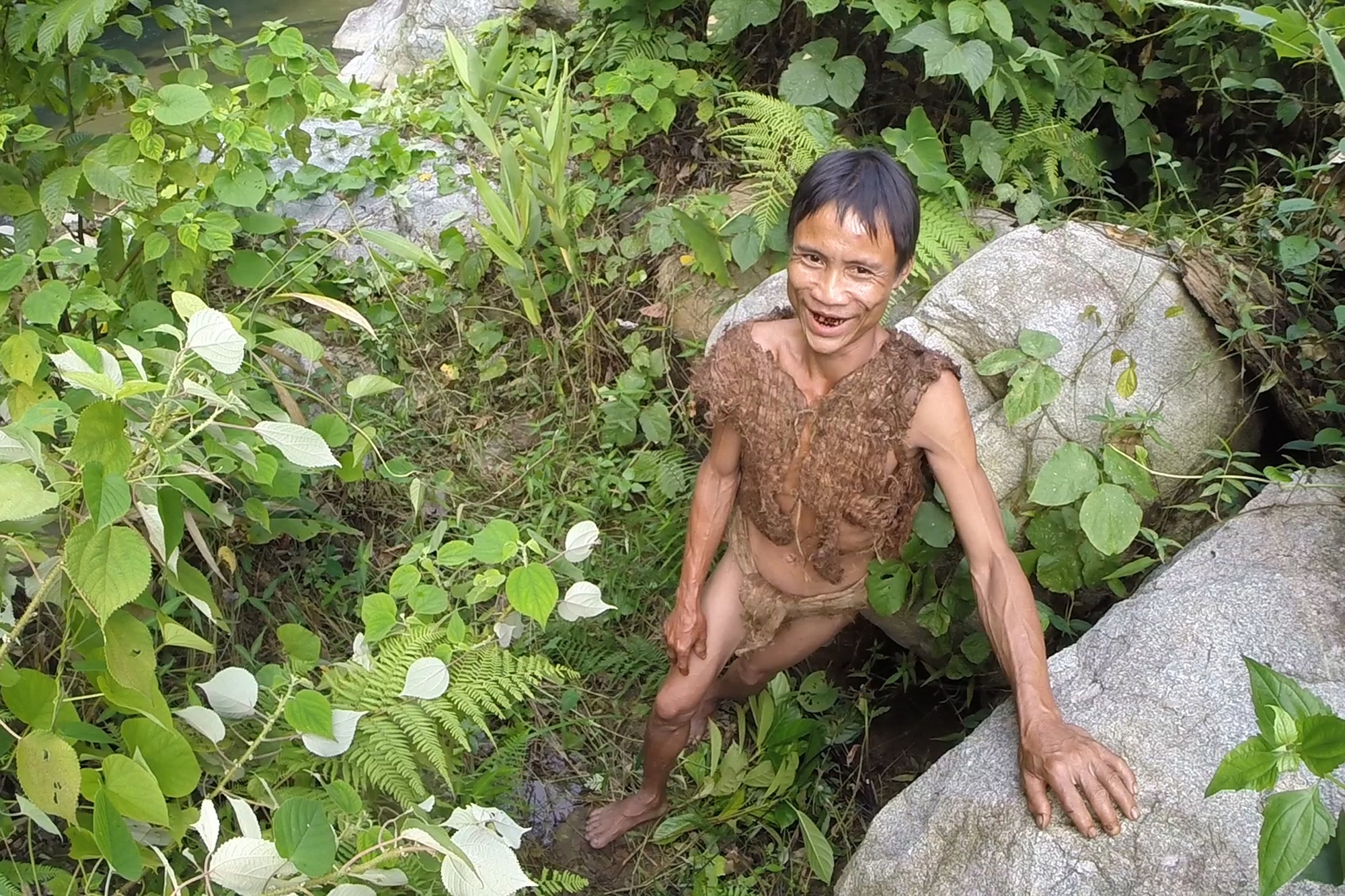 Những hình ảnh về "người rừng" Hồ Văn Lang xuất hiện trên báo Anh