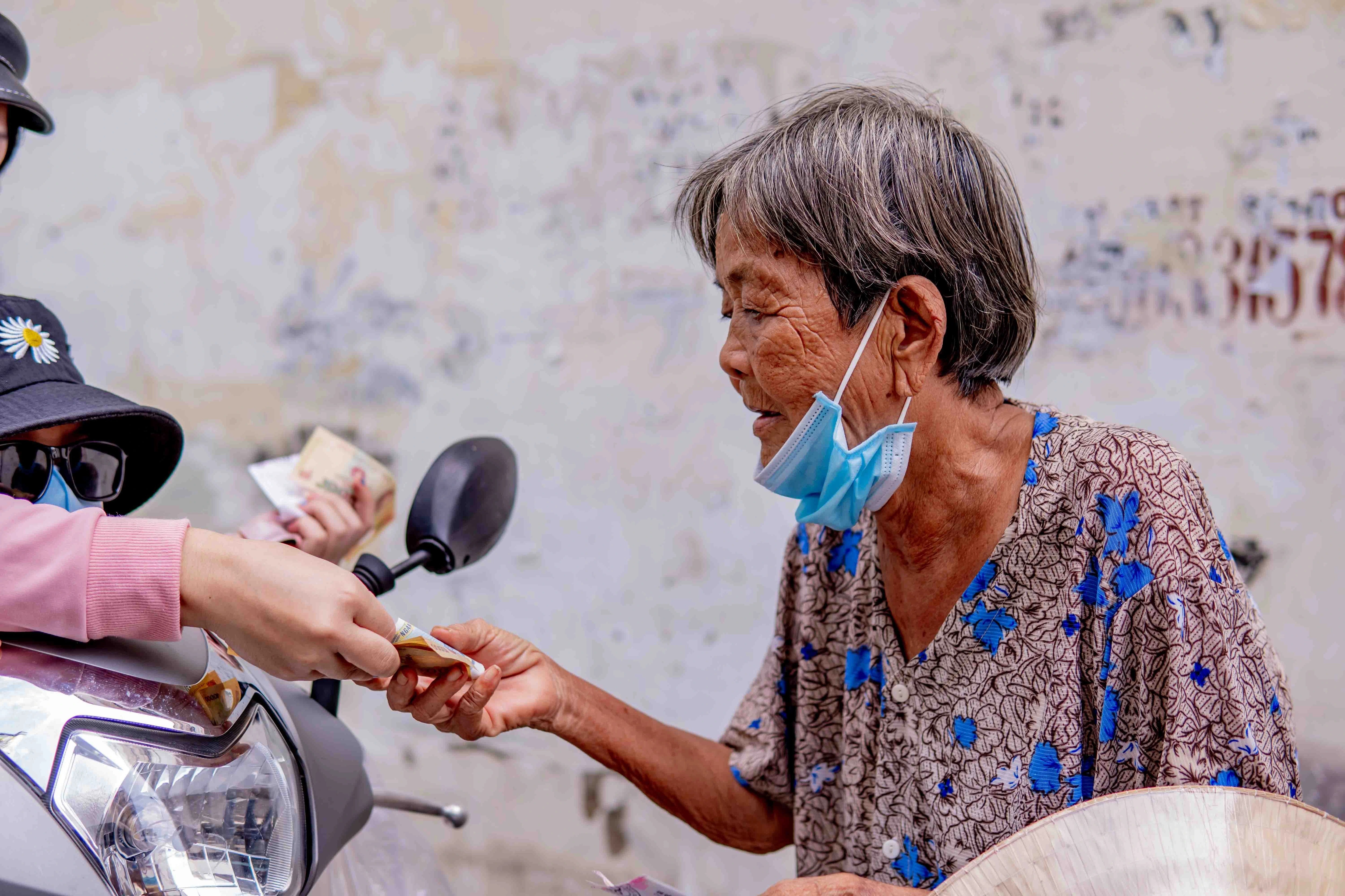 Cụ bà 90 tuổi bán vé số cầu mong mang may mắn đến người khác - 1 Cụ bà 90 tuổi bán vé số cầu mong mang may mắn đến người khác - 1