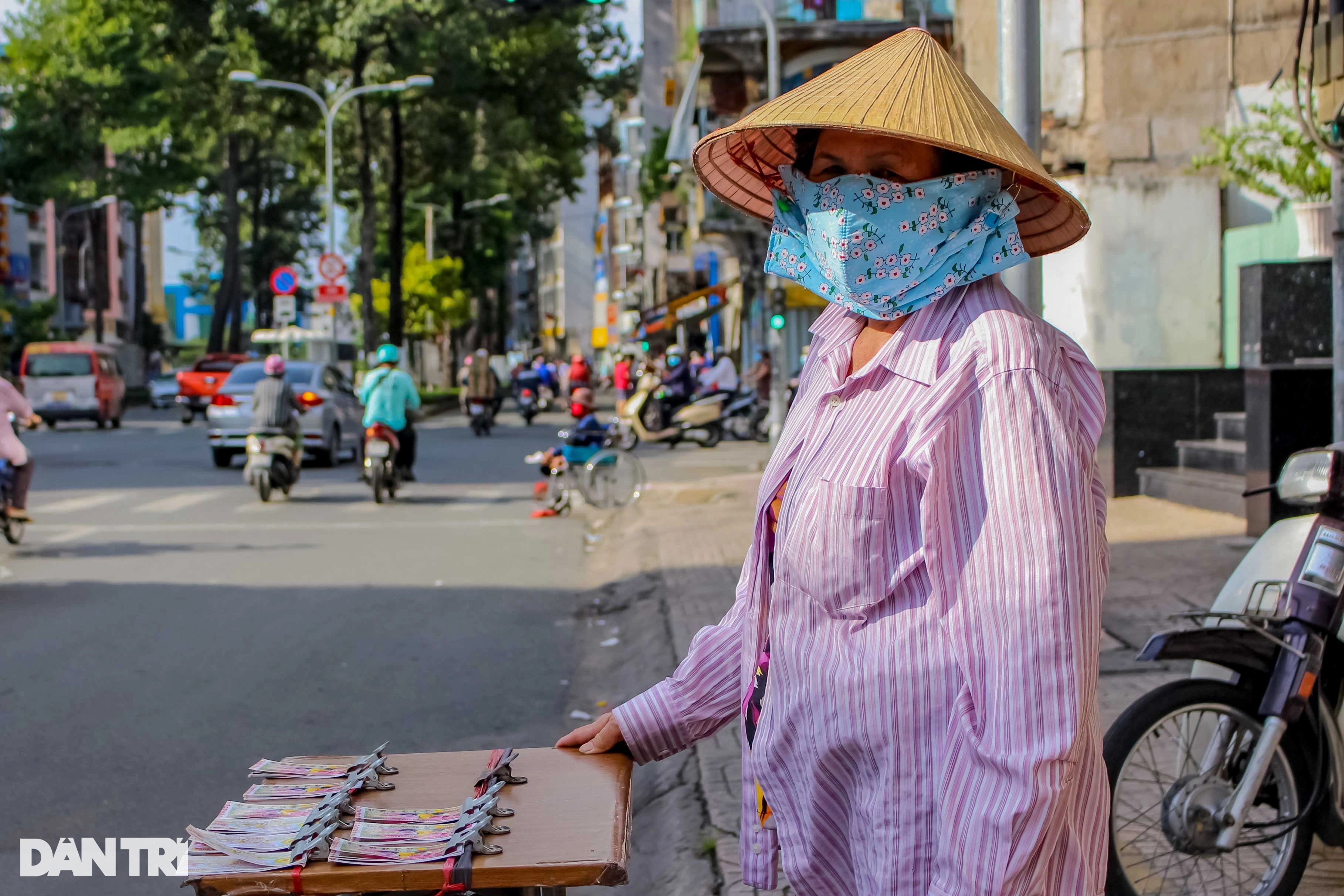 Cụ bà 90 tuổi bán vé số cầu mong mang may mắn đến người khác - 4 Cụ bà 90 tuổi bán vé số cầu mong mang may mắn đến người khác - 4