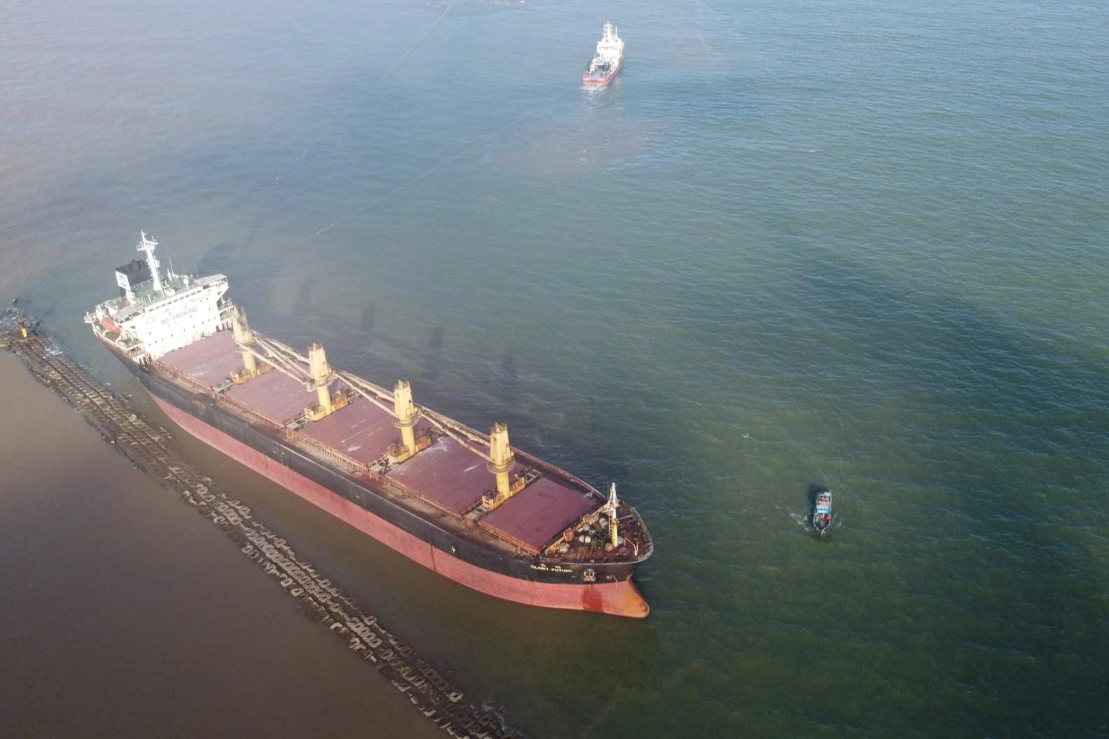 Đang giải cứu tàu vận tải nặng 28.000 tấn mắc cạn trên biển - 3